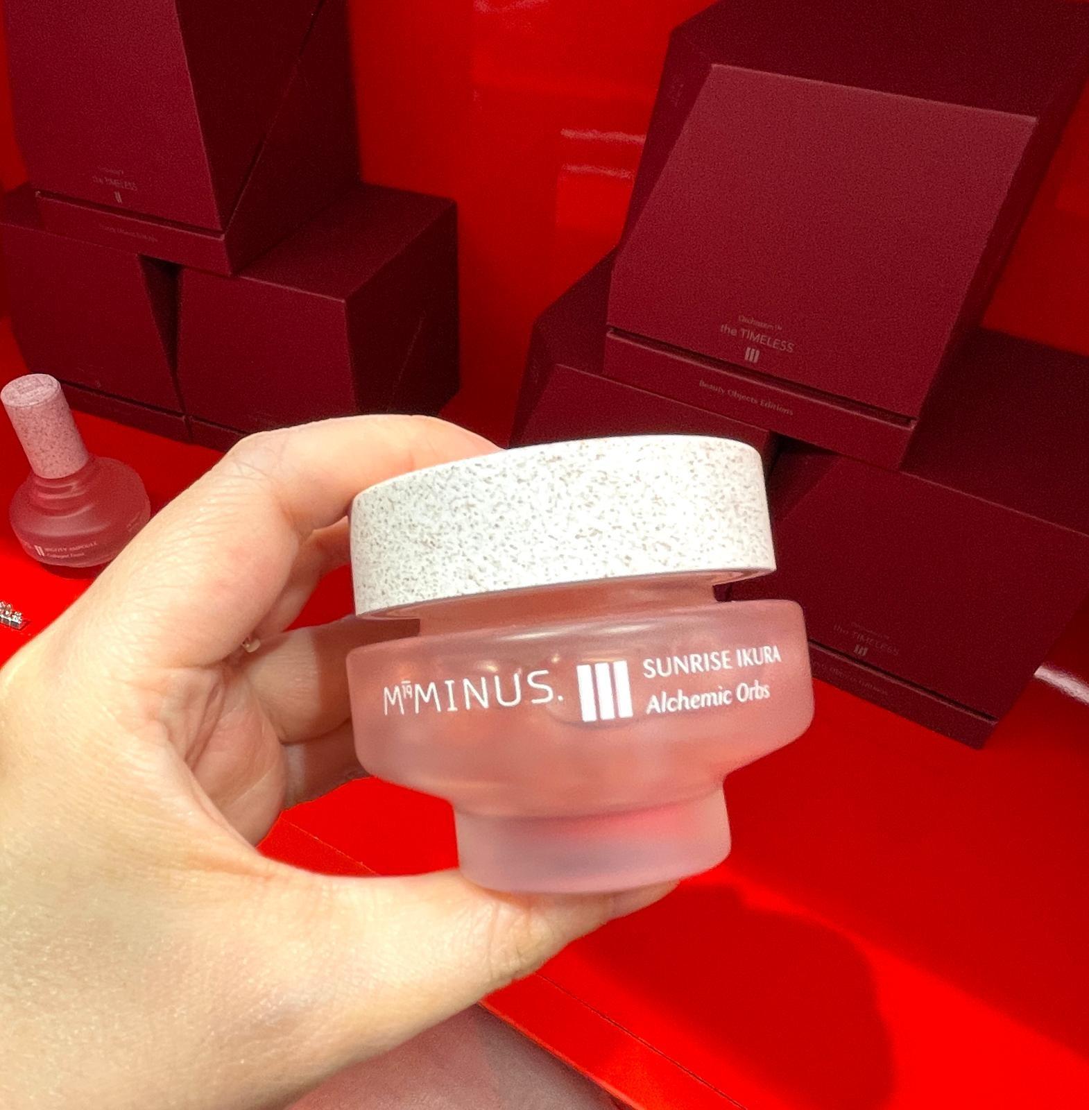 水凝防護幹細胞再生琉璃是品牌另一受歡迎產品,漸變粉紅能量球中的營養成分在與肌膚接觸時釋放,確保與其他活性成分新鮮融合,提供24小時的保護和保濕。