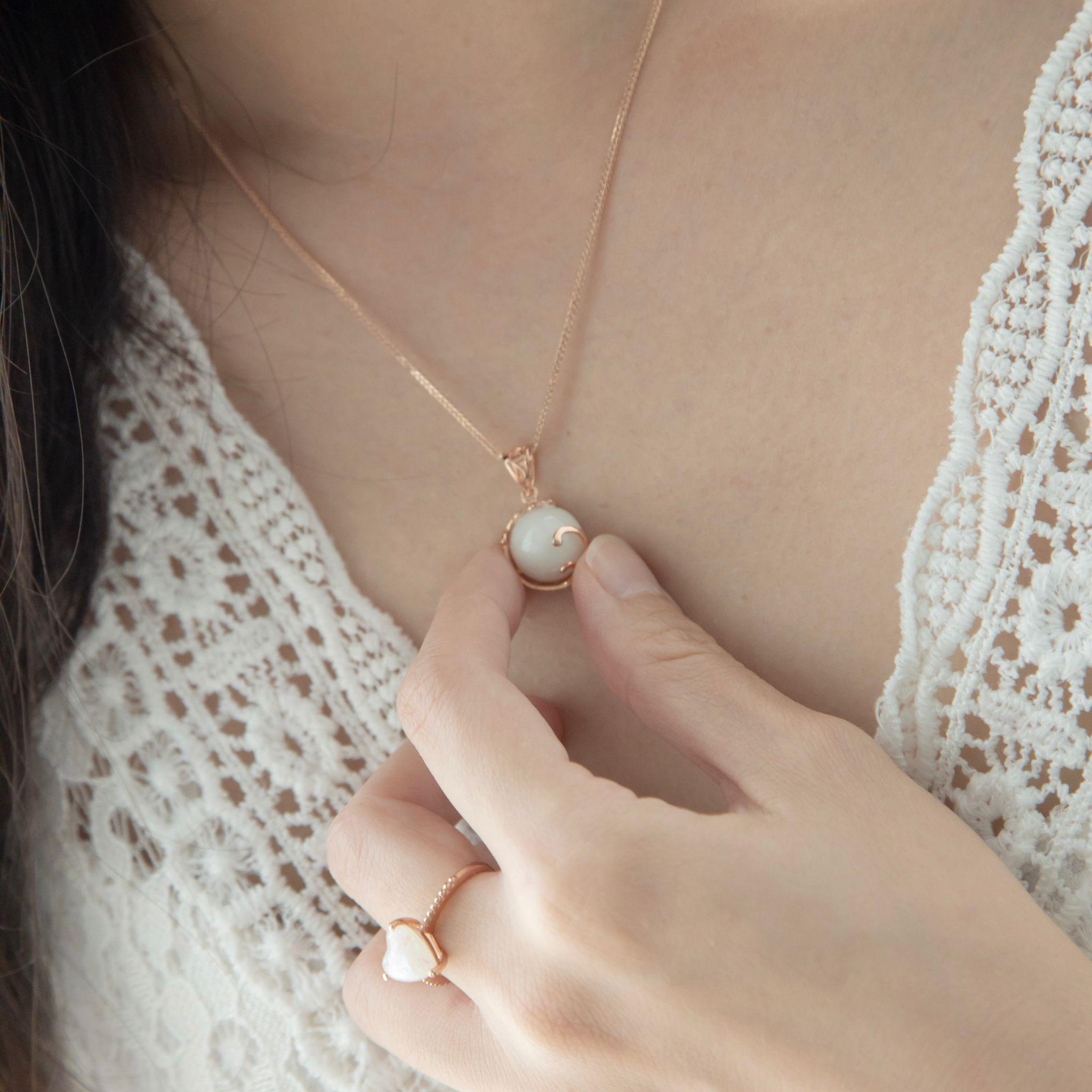 Mamabebe固化乳的做法,是將母乳先固化成為碎粒,部份會磨成粉末,然後混合光學樹脂膠造成寶石。