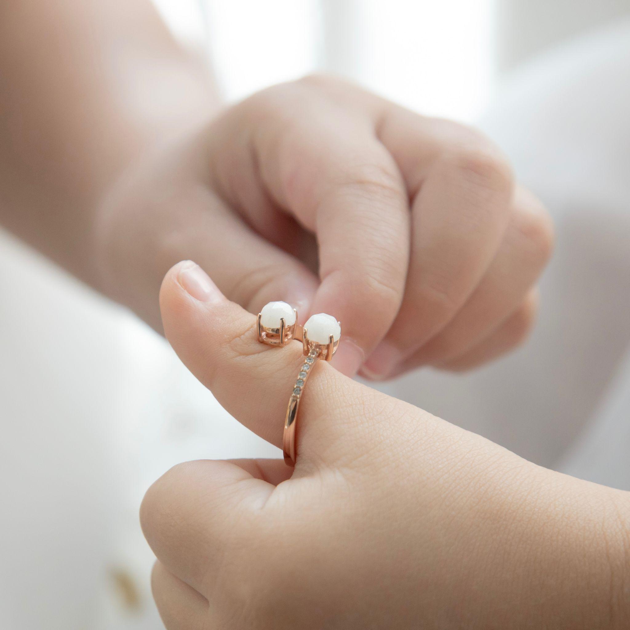 Mamabebe固化乳的做法,是將母乳先固化成為碎粒,部份會磨成粉末,然後混合光學樹脂膠造成寶石。