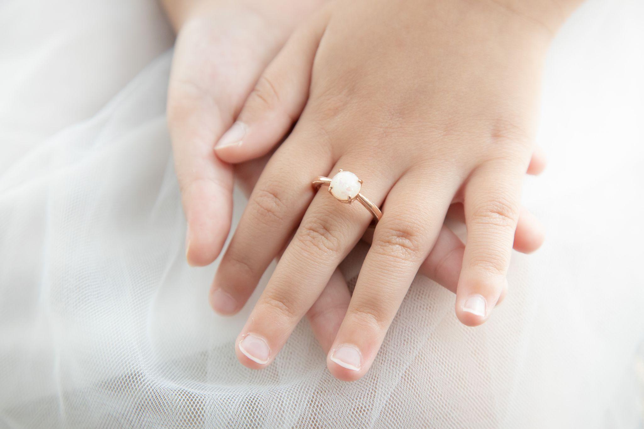 Mamabebe固化乳的做法,是將母乳先固化成為碎粒,部份會磨成粉末,然後混合光學樹脂膠造成寶石。