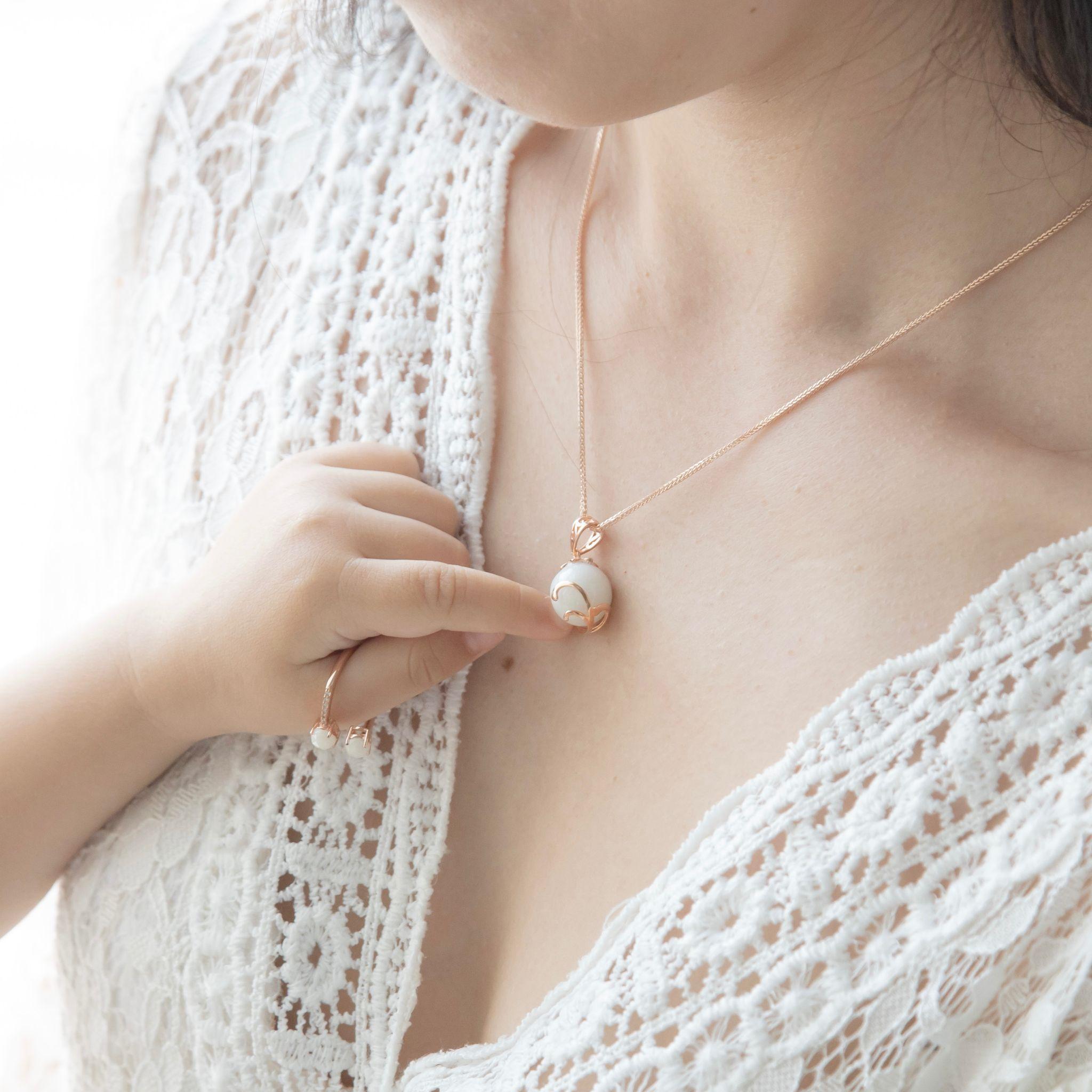 Mamabebe固化乳的做法,是將母乳先固化成為碎粒,部份會磨成粉末,然後混合光學樹脂膠造成寶石。