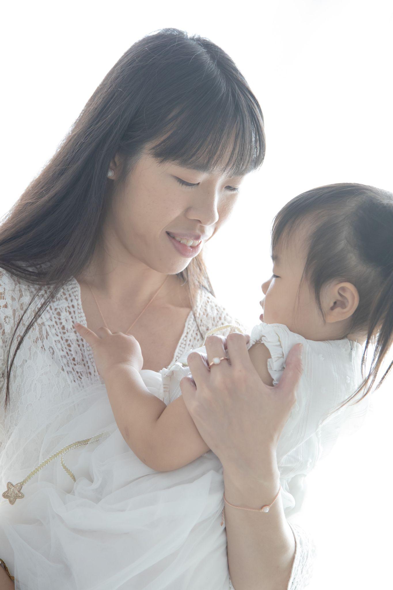 Mamabebe致力於研製特別的母乳飾品,提供客製化訂造、DIY套裝及工 作坊。讓每位媽媽以獨一無二的方式保存母乳,一起製作屬於你和孩子的專屬母乳紀念品!