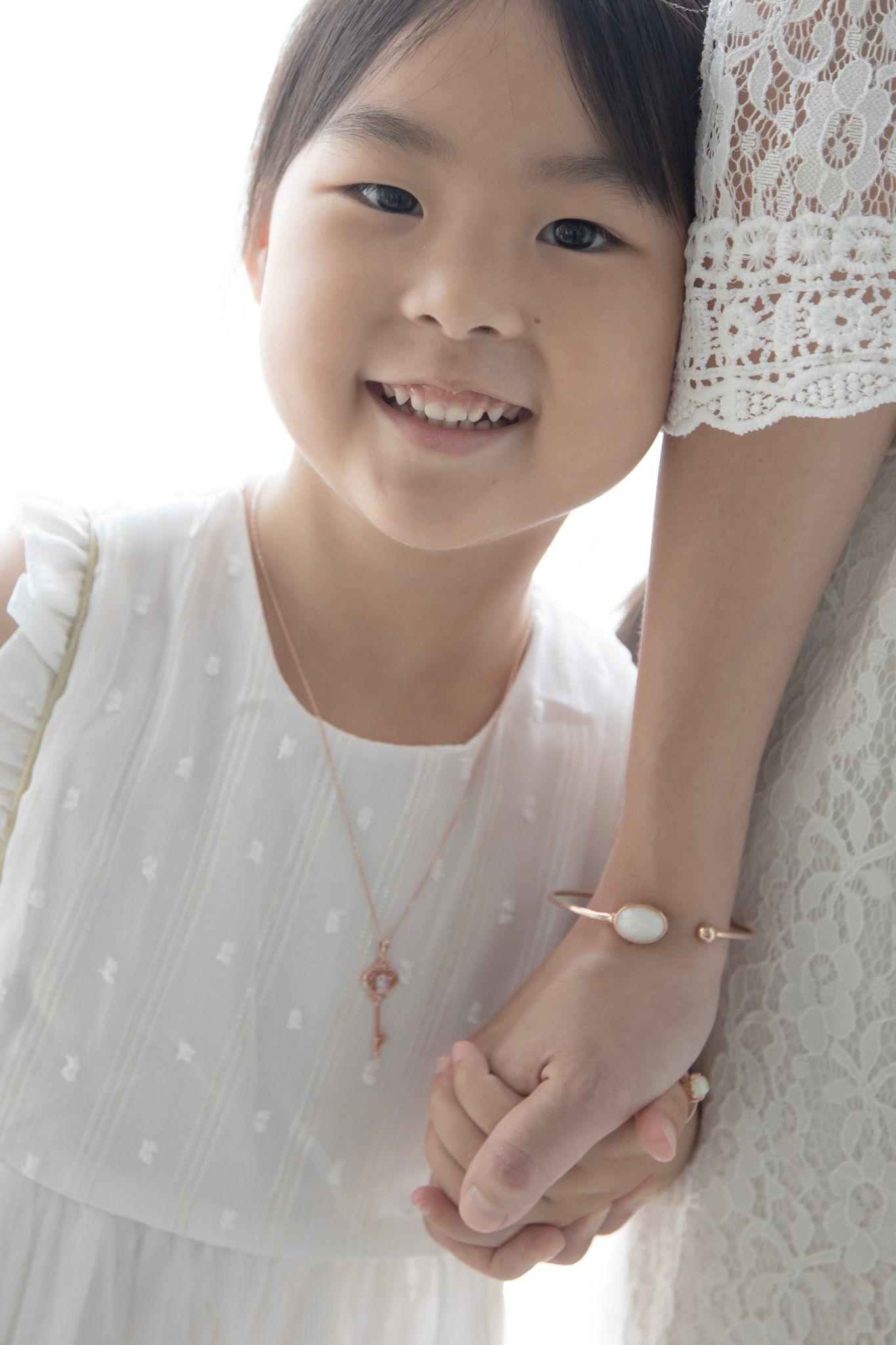 Mamabebe致力於研製特別的母乳飾品,提供客製化訂造、DIY套裝及工 作坊。讓每位媽媽以獨一無二的方式保存母乳,一起製作屬於你和孩子的專屬母乳紀念品!