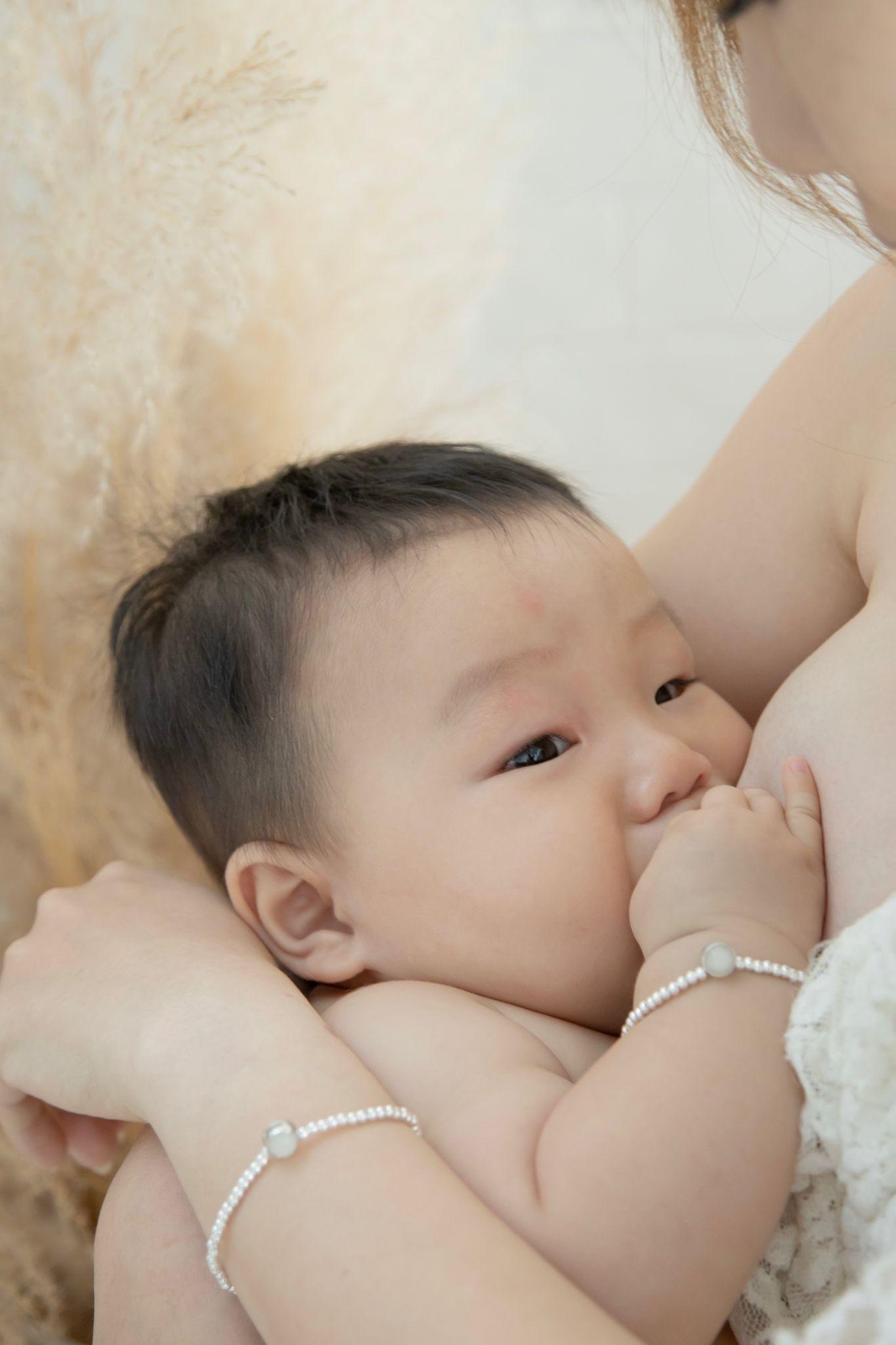 Mamabebe固化乳的做法,是將母乳先固化成為碎粒,部份會磨成粉末,然後混合光學樹脂膠造成寶石。