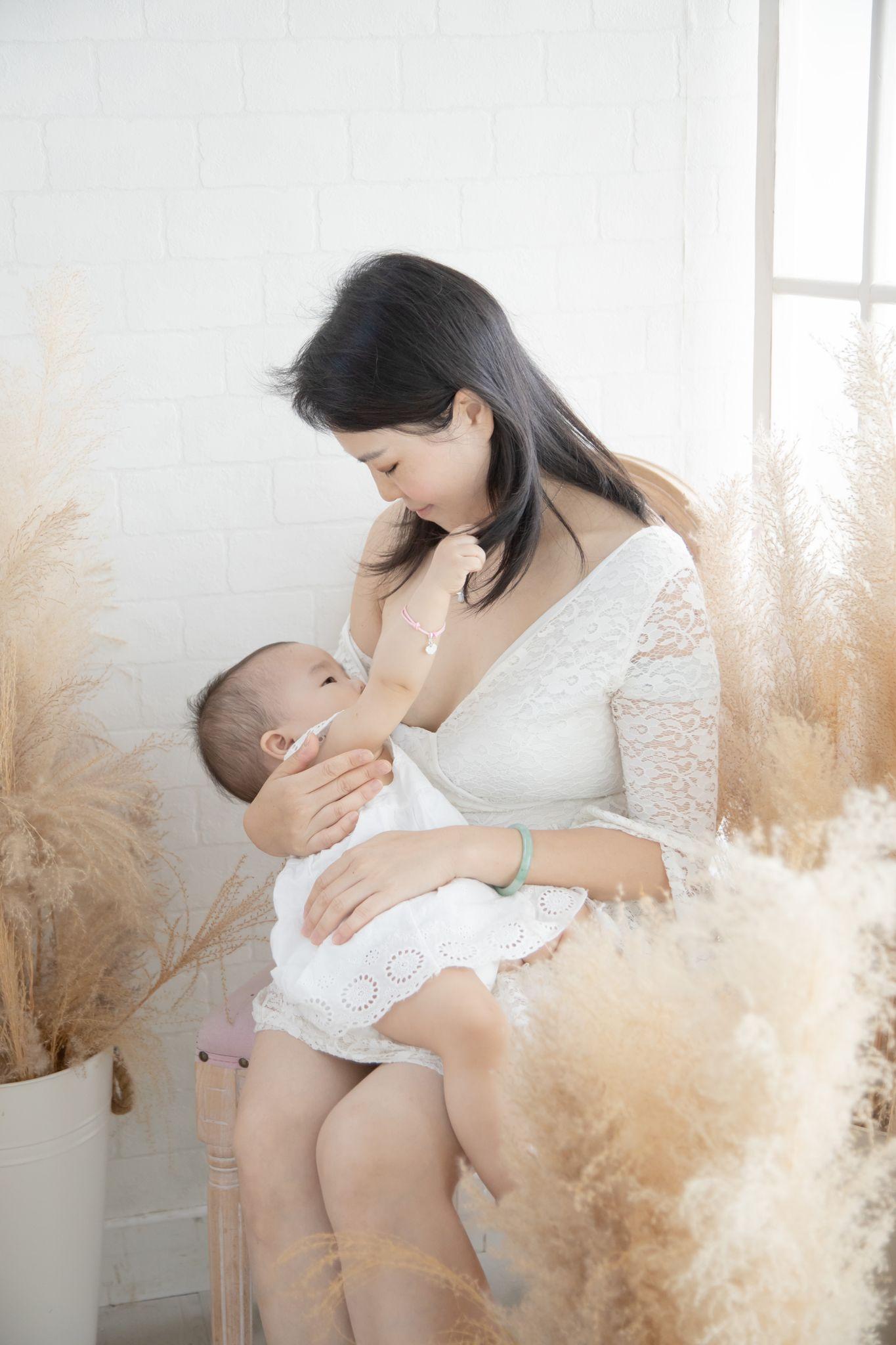 Mamabebe固化乳的做法,是將母乳先固化成為碎粒,部份會磨成粉末,然後混合光學樹脂膠造成寶石。