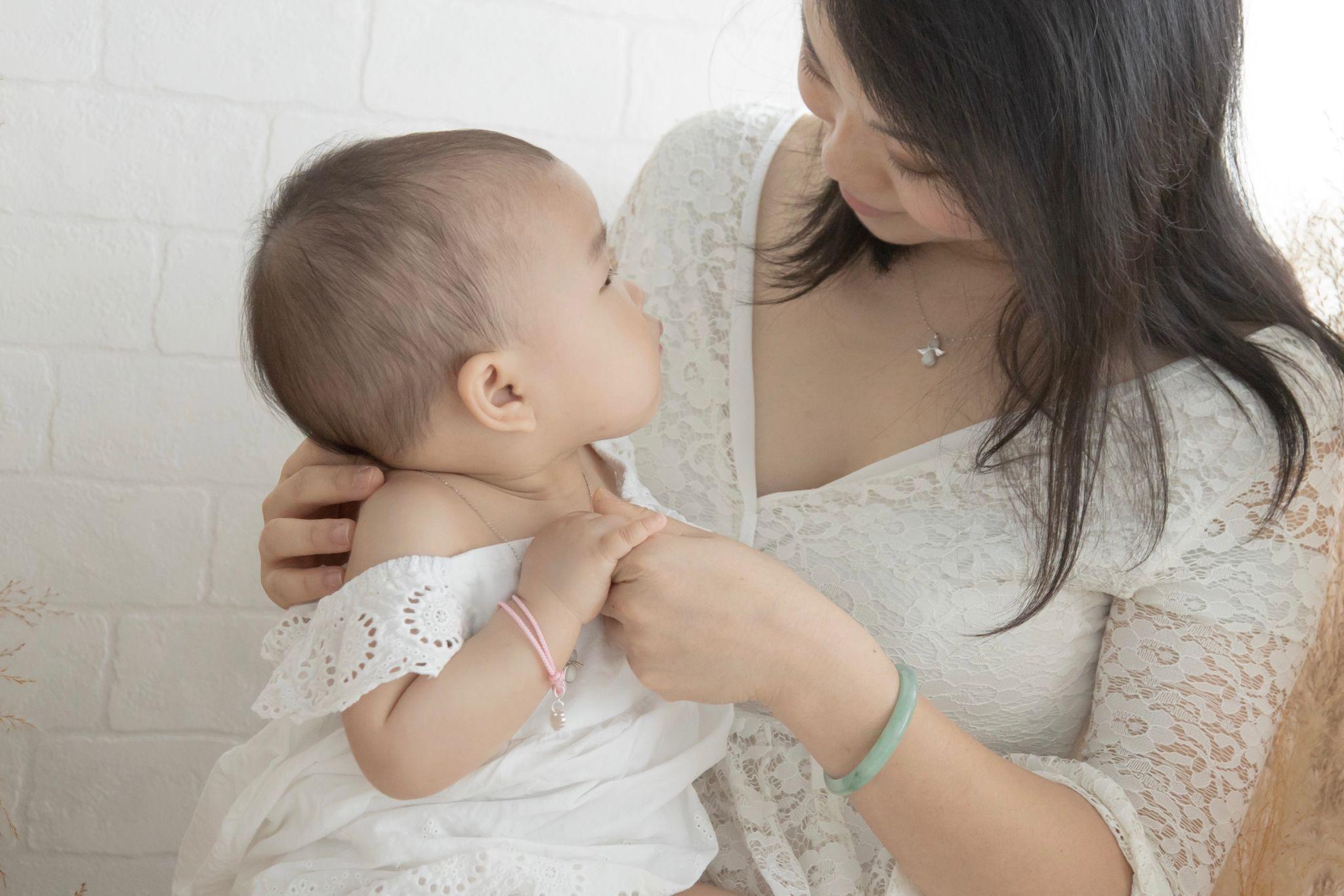 Mamabebe固化乳的做法,是將母乳先固化成為碎粒,部份會磨成粉末,然後混合光學樹脂膠造成寶石。