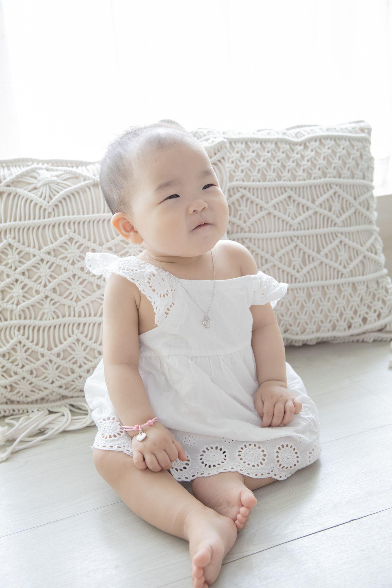 Mamabebe固化乳的做法,是將母乳先固化成為碎粒,部份會磨成粉末,然後混合光學樹脂膠造成寶石。