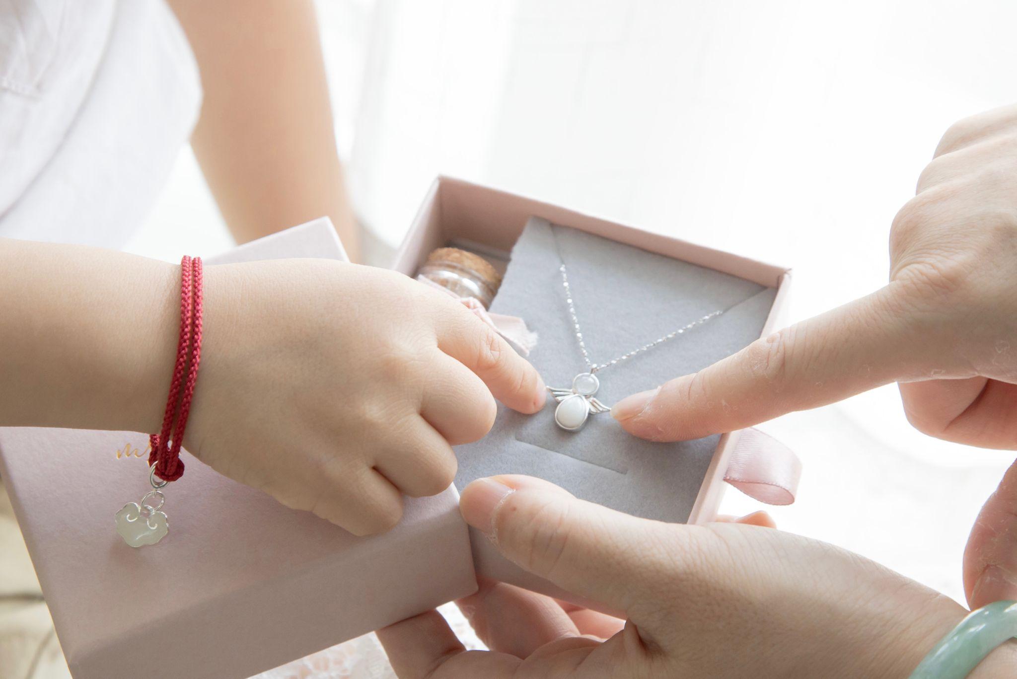 Mamabebe固化乳的做法,是將母乳先固化成為碎粒,部份會磨成粉末,然後混合光學樹脂膠造成寶石。