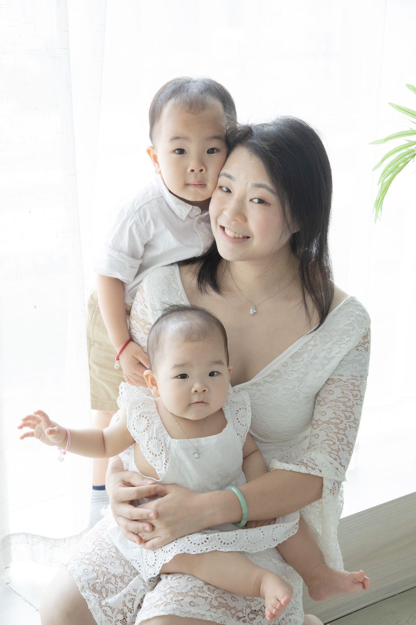 Mamabebe固化乳的做法,是將母乳先固化成為碎粒,部份會磨成粉末,然後混合光學樹脂膠造成寶石。