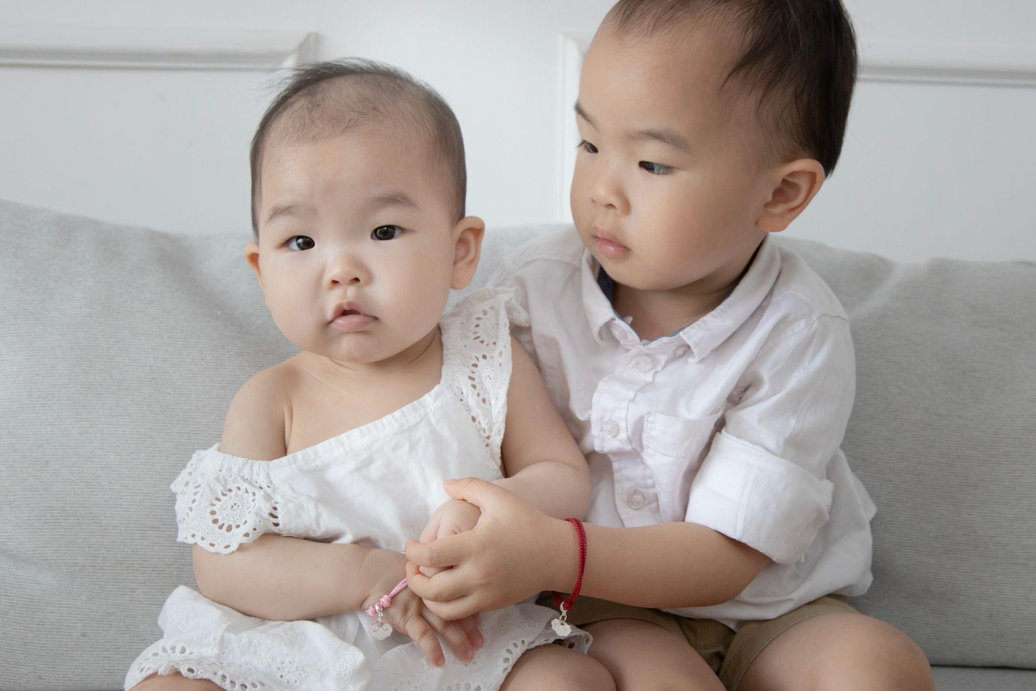 Mamabebe固化乳的做法,是將母乳先固化成為碎粒,部份會磨成粉末,然後混合光學樹脂膠造成寶石。