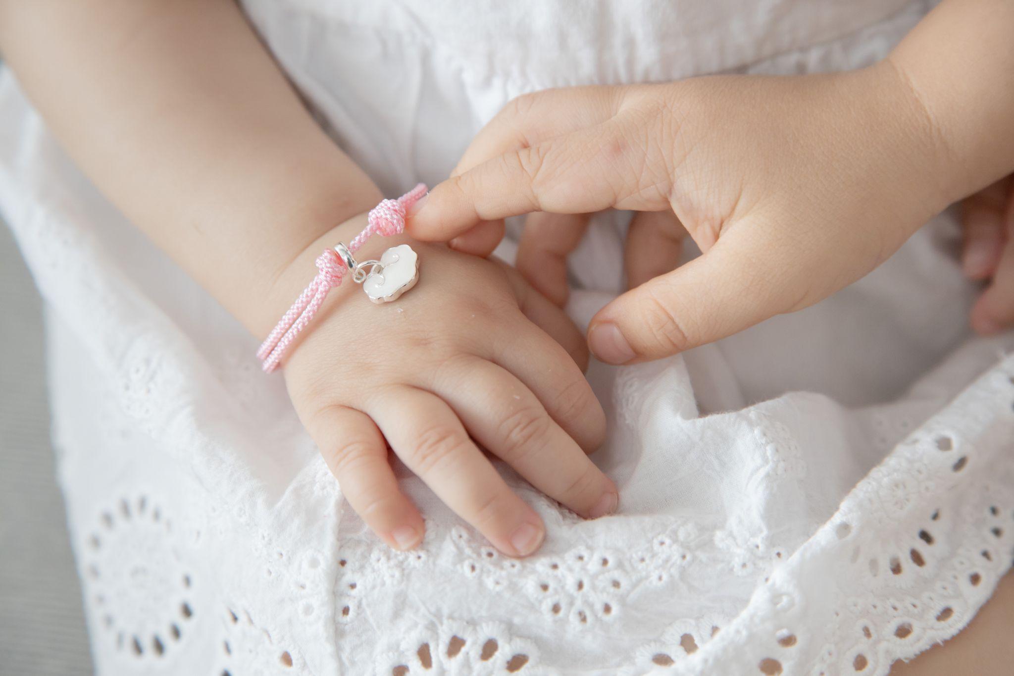 Mamabebe固化乳的做法,是將母乳先固化成為碎粒,部份會磨成粉末,然後混合光學樹脂膠造成寶石。