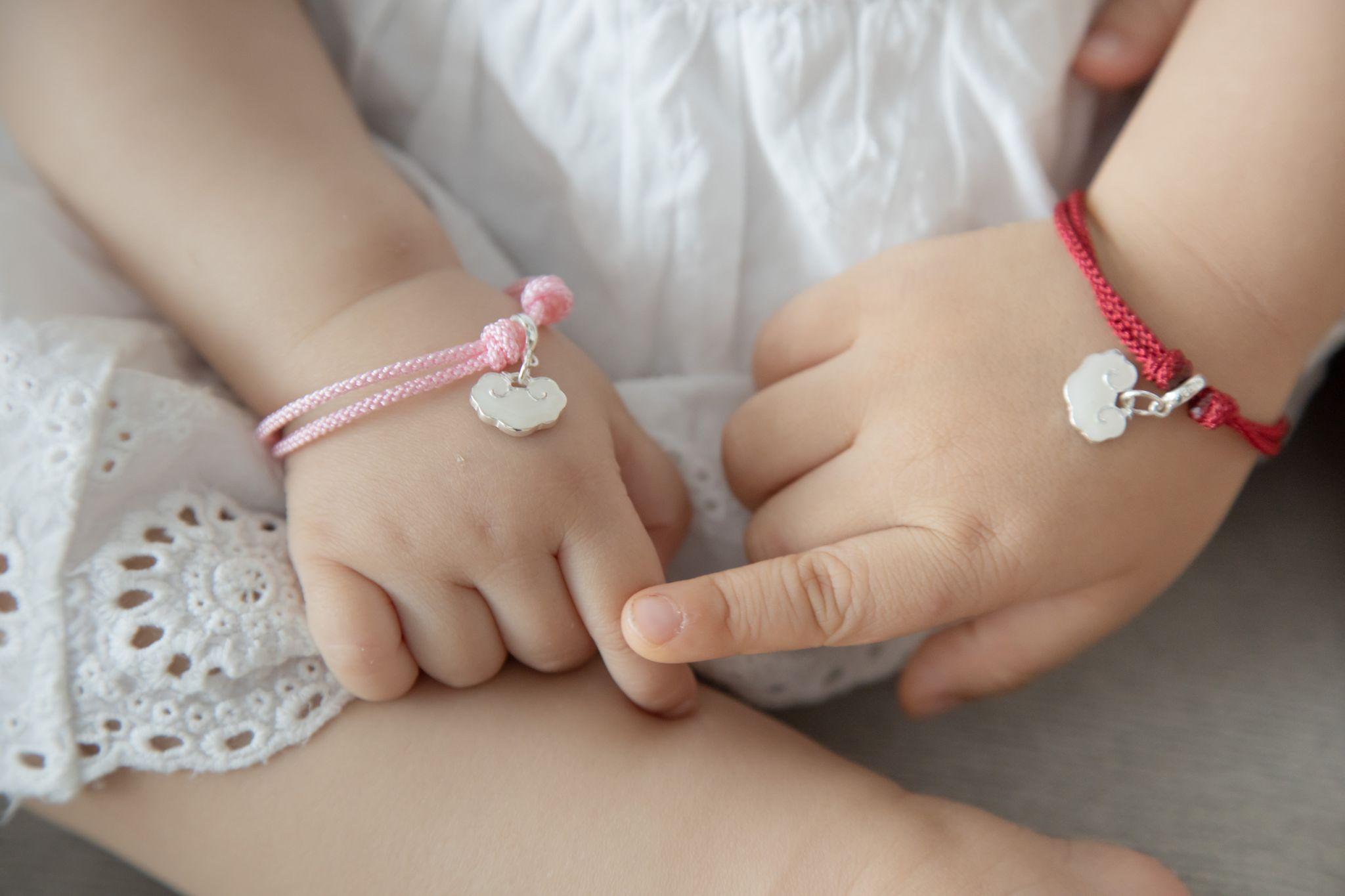 Mamabebe固化乳的做法,是將母乳先固化成為碎粒,部份會磨成粉末,然後混合光學樹脂膠造成寶石。