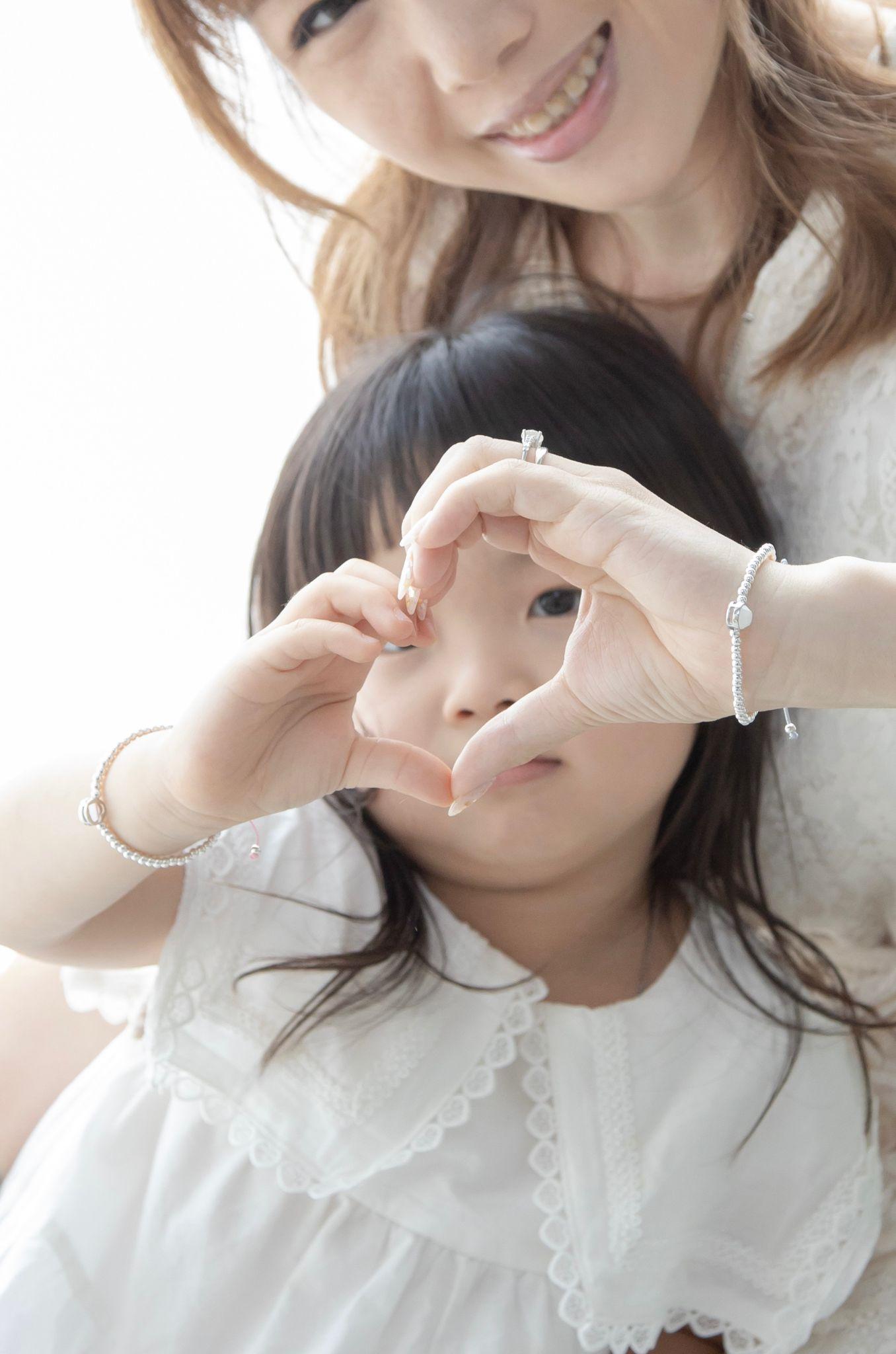 Mamabebe致力於研製特別的母乳飾品,提供客製化訂造、DIY套裝及工 作坊。讓每位媽媽以獨一無二的方式保存母乳,一起製作屬於你和孩子的專屬母乳紀念品!