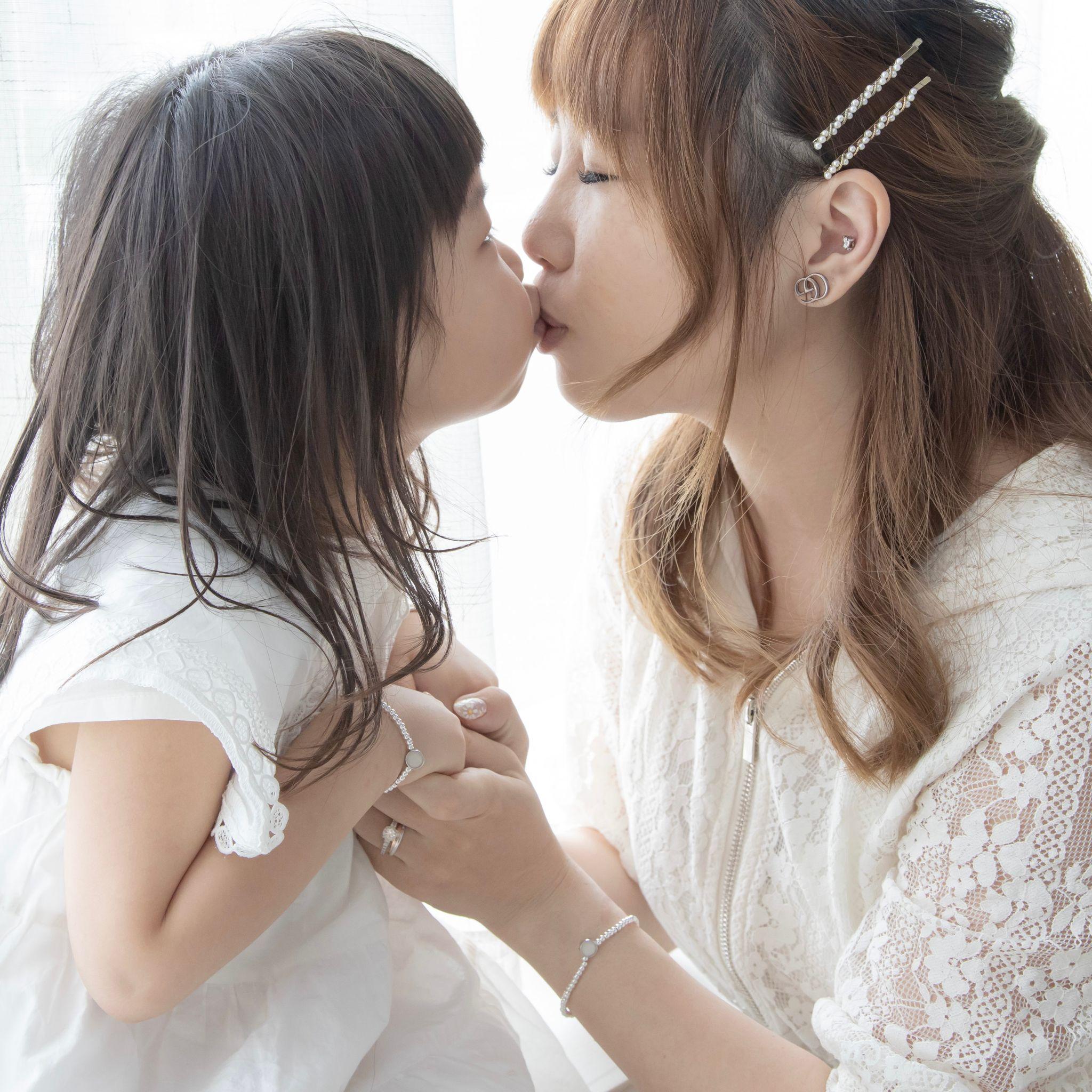 Mamabebe致力於研製特別的母乳飾品,提供客製化訂造、DIY套裝及工 作坊。讓每位媽媽以獨一無二的方式保存母乳,一起製作屬於你和孩子的專屬母乳紀念品!