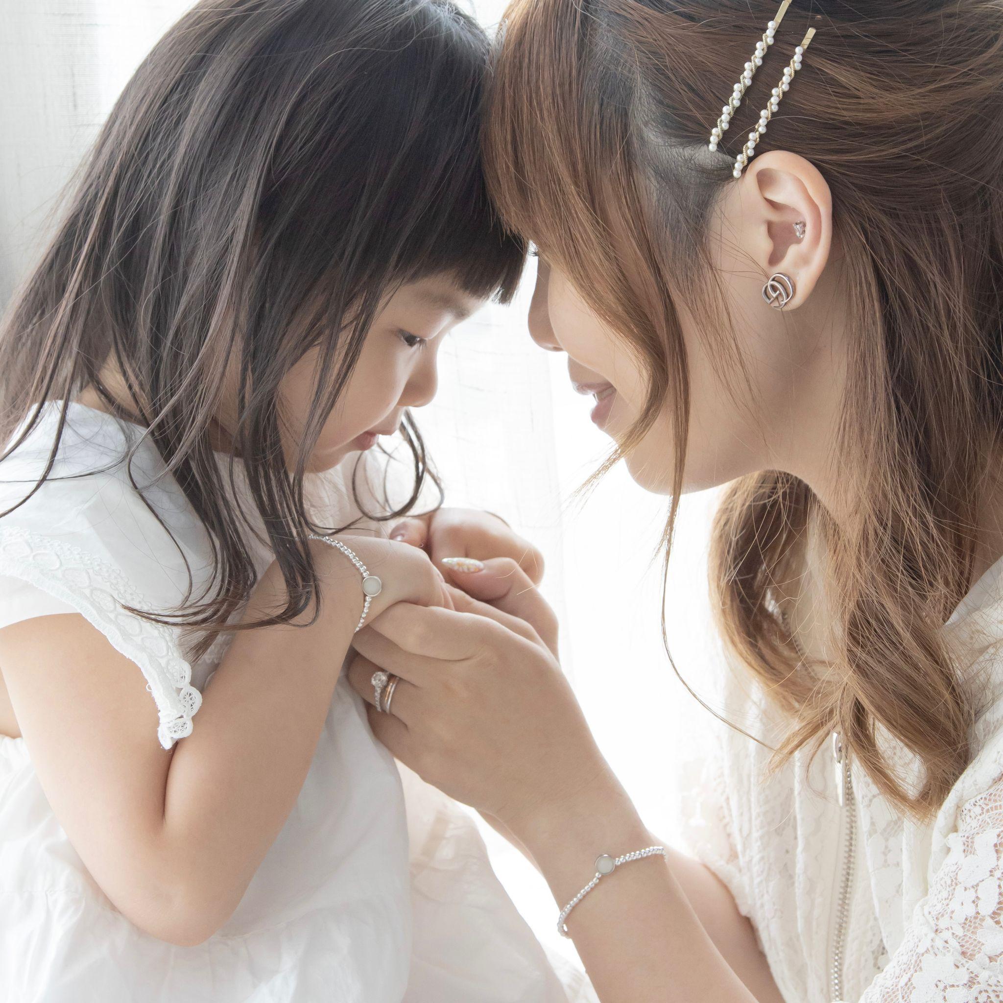 Mamabebe致力於研製特別的母乳飾品,提供客製化訂造、DIY套裝及工 作坊。讓每位媽媽以獨一無二的方式保存母乳,一起製作屬於你和孩子的專屬母乳紀念品!