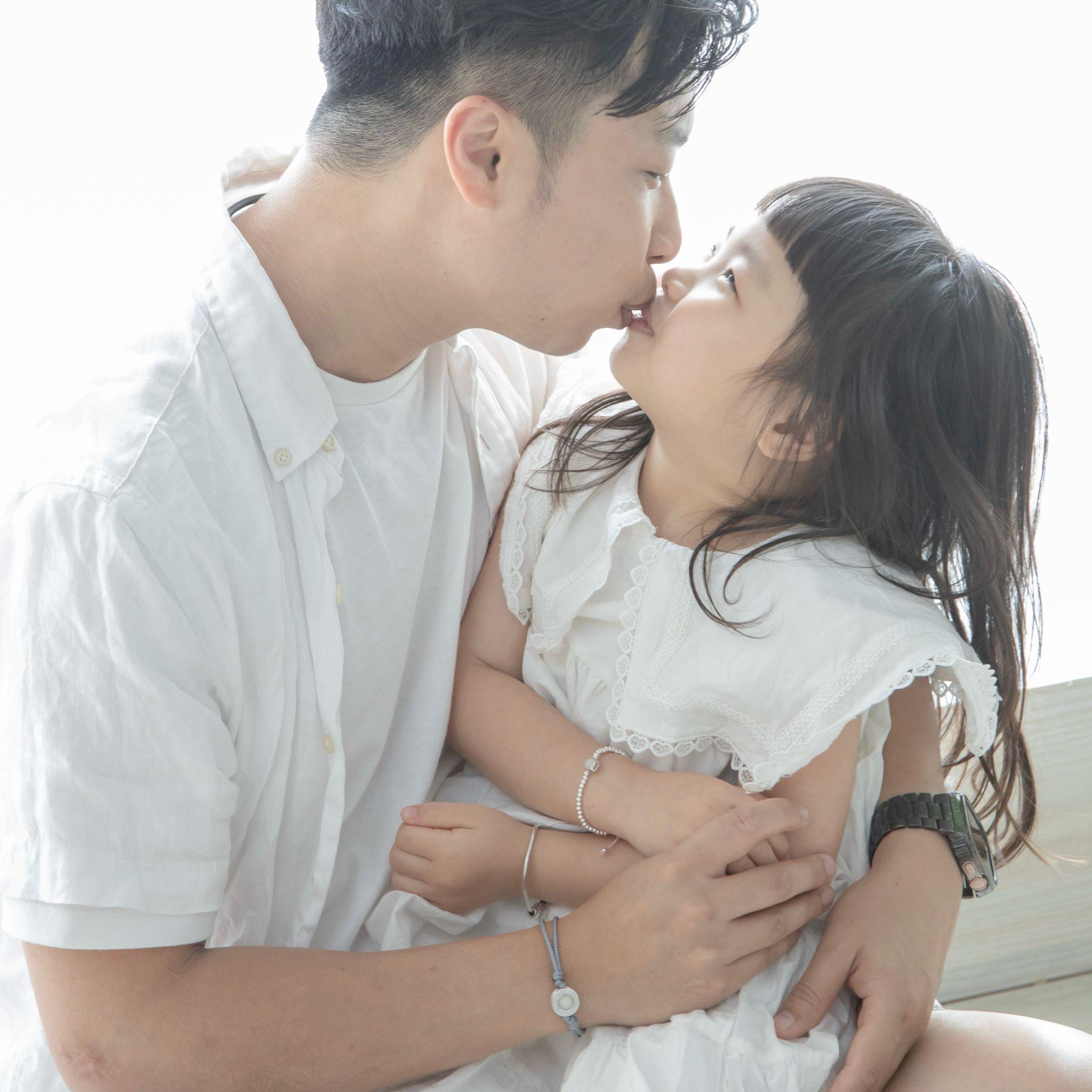 Mamabebe致力於研製特別的母乳飾品,提供客製化訂造、DIY套裝及工 作坊。讓每位媽媽以獨一無二的方式保存母乳,一起製作屬於你和孩子的專屬母乳紀念品!