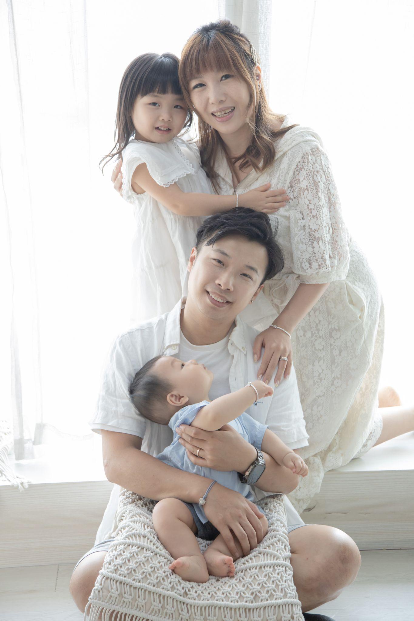 Mamabebe致力於研製特別的母乳飾品,提供客製化訂造、DIY套裝及工 作坊。讓每位媽媽以獨一無二的方式保存母乳,一起製作屬於你和孩子的專屬母乳紀念品!