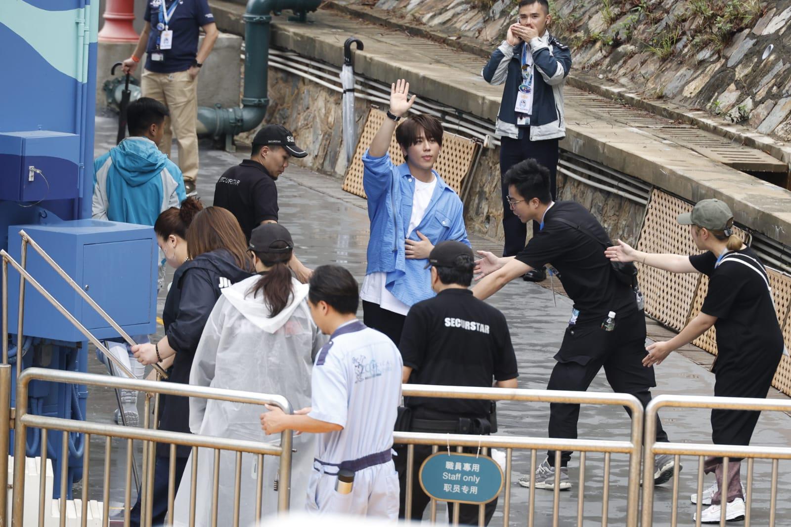 姜濤離開場館時,不忘跟粉絲揮手說再見。(林俊源)