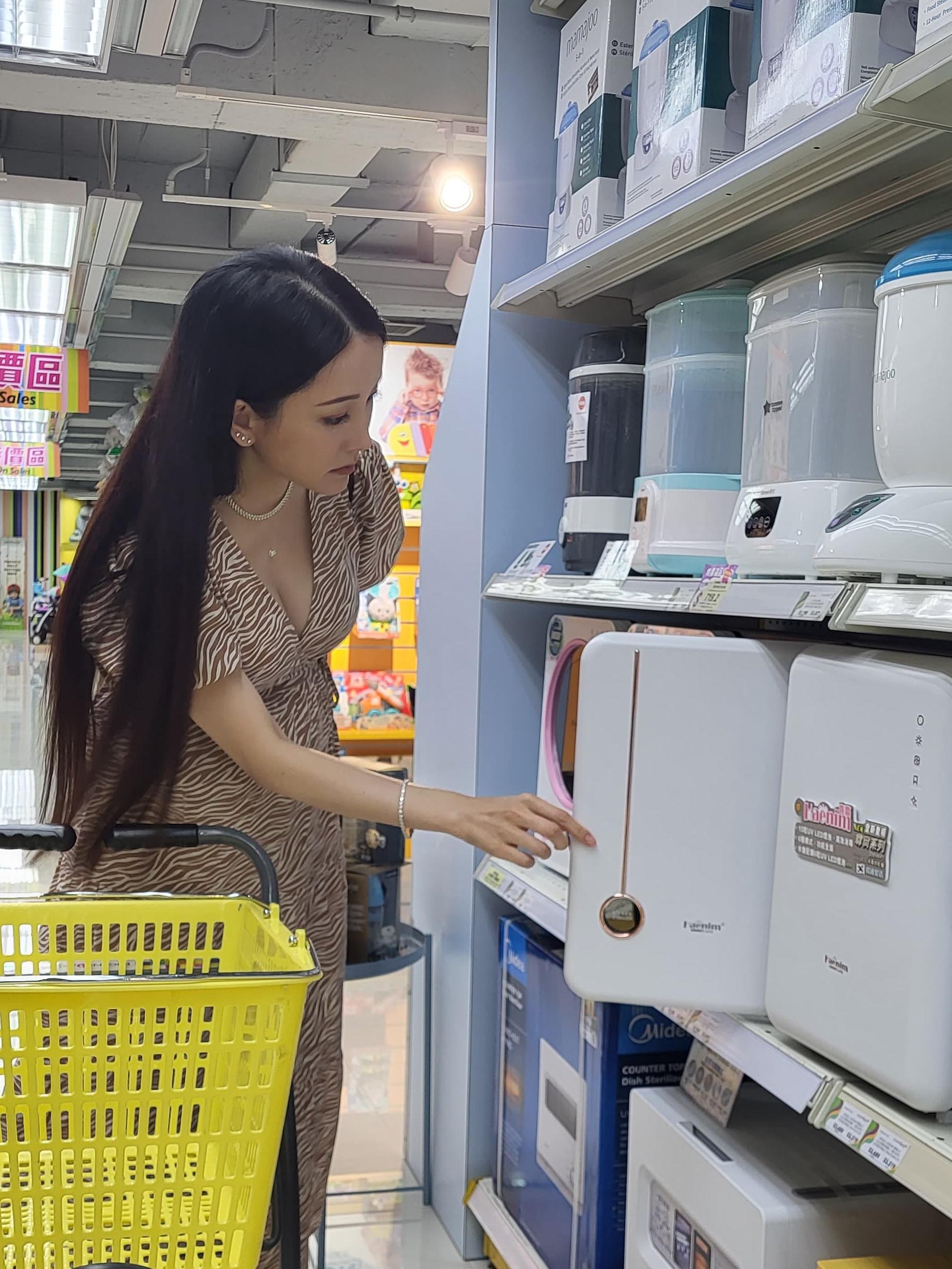 文凱玲開始選購嬰兒用品。
