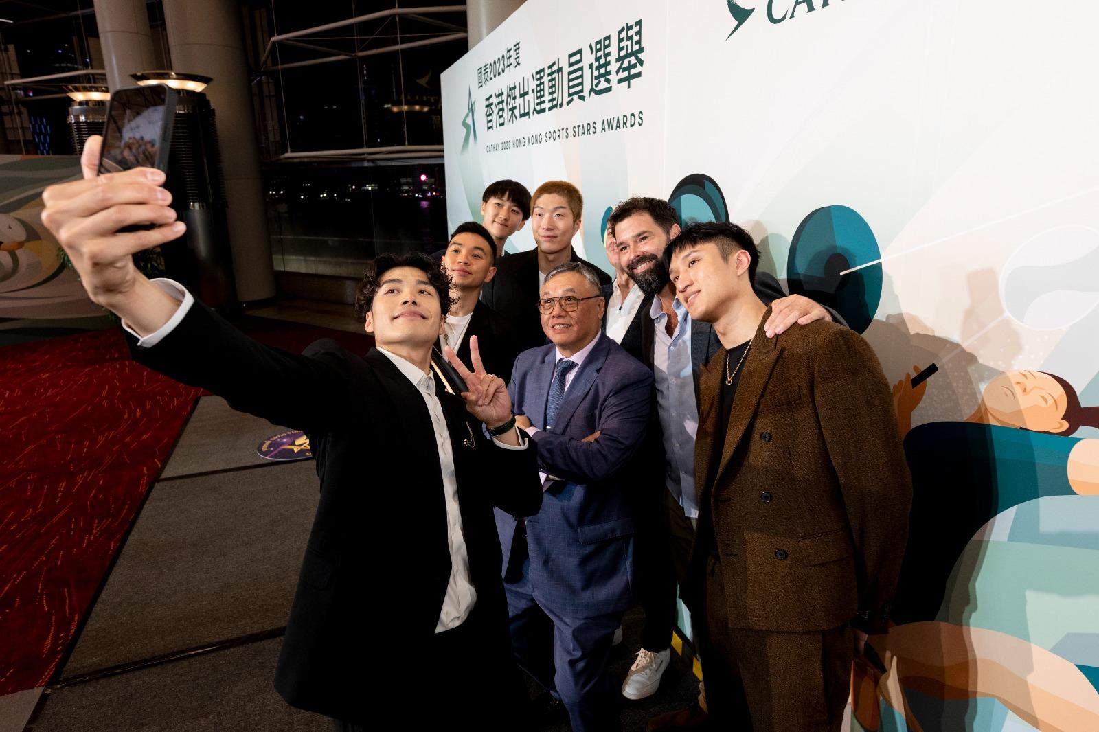 2023年度香港傑出運動員選舉,張小倫、張家朗等劍擊隊員大合照。(大會提供)