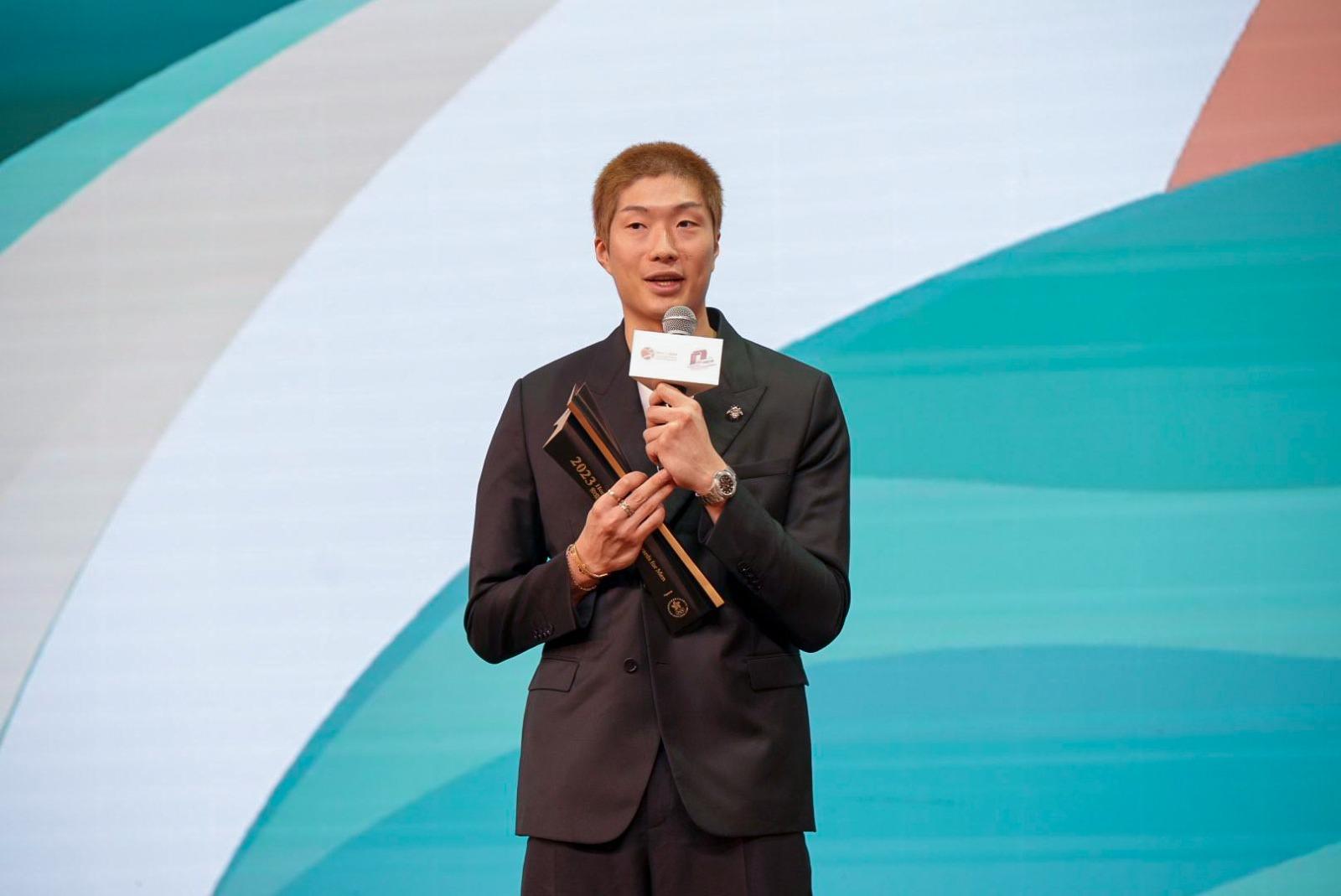 2023年度香港傑出運動員選舉,張家朗膺星中之星。(大會提供)