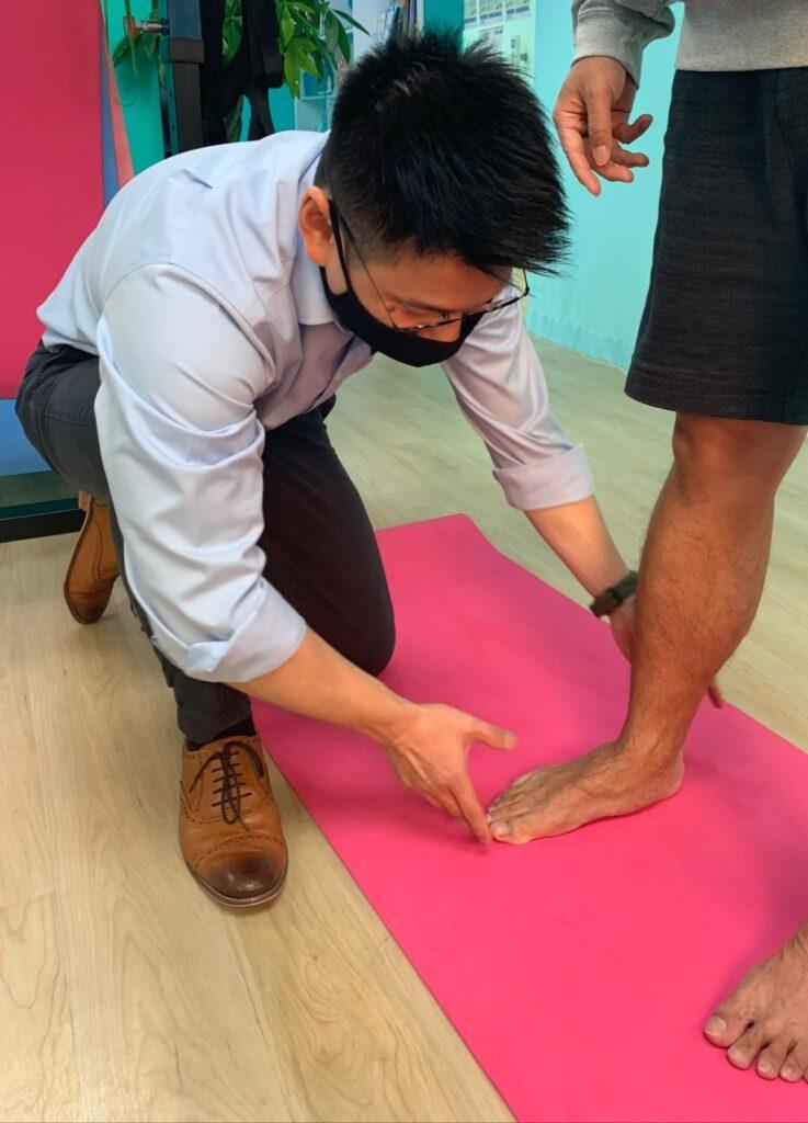 在家也能做的舒緩治療運動,縮足運動 (Short Foot)訓練腳底小肌肉,可以幫助支撐足弓,能改善扁平足及減少腳踭痛