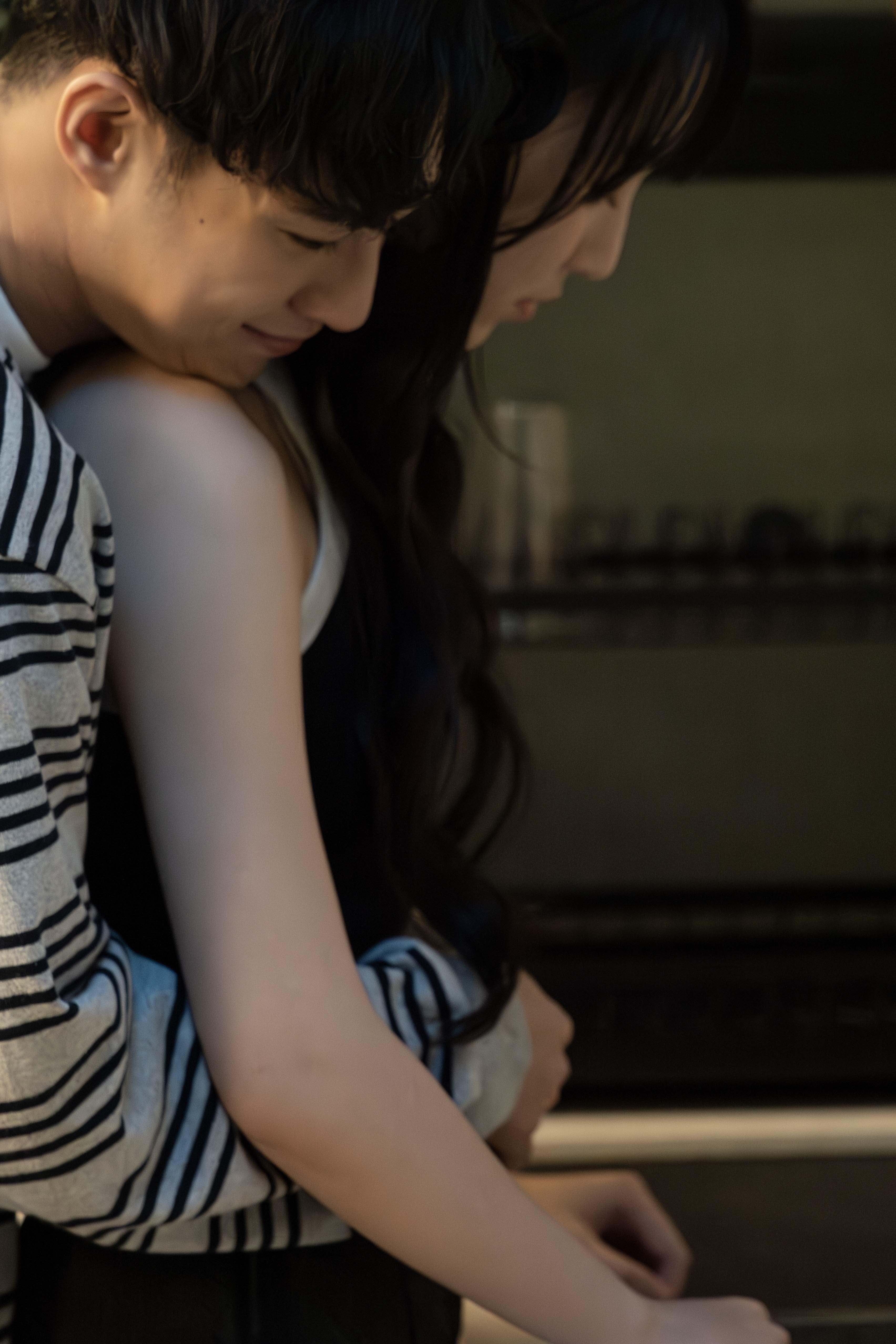 炎明熹拍新歌《還有一艘救生艙》MV,與男主角有不少親密戲份。