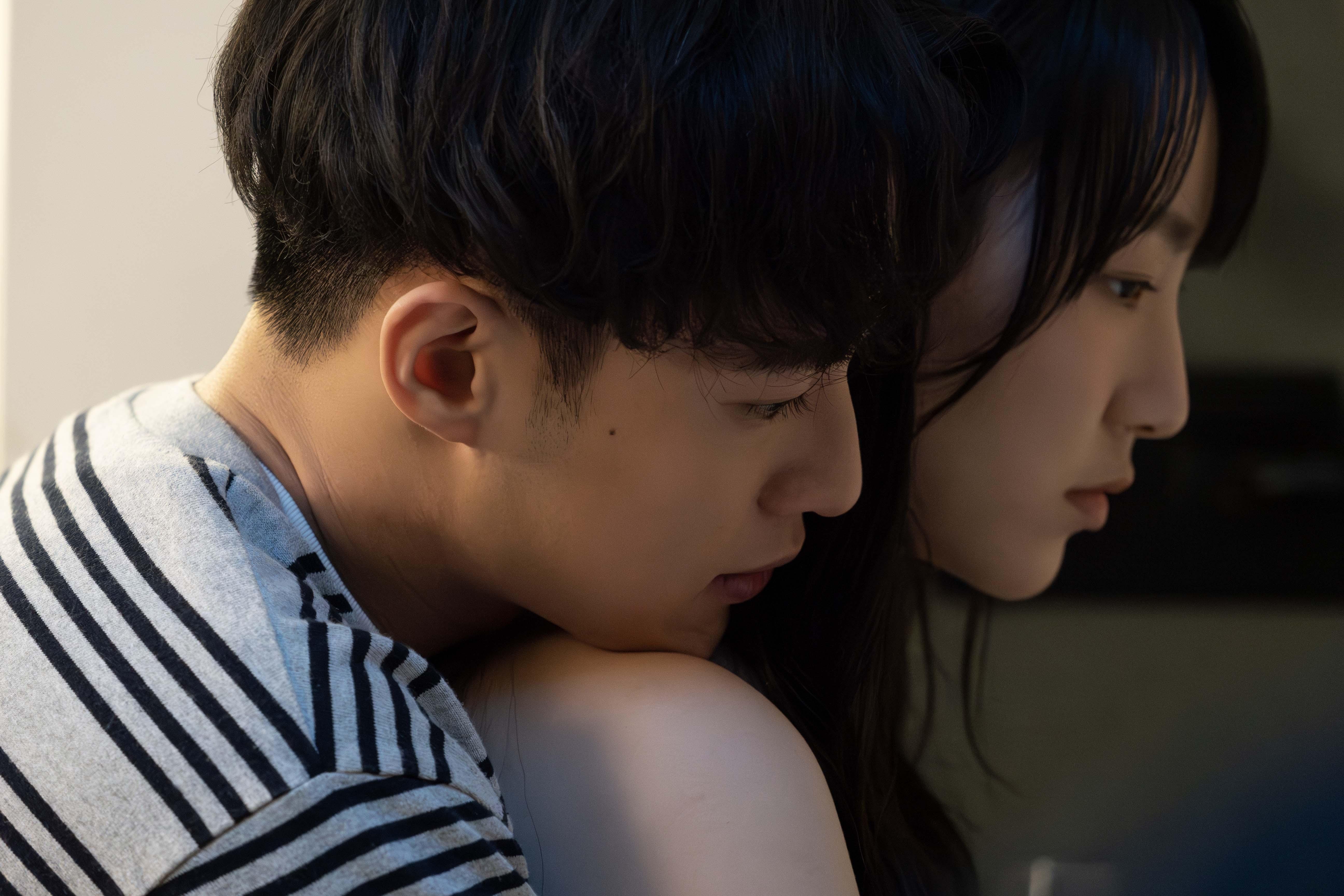 炎明熹拍新歌《還有一艘救生艙》MV,與男主角有不少親密戲份。