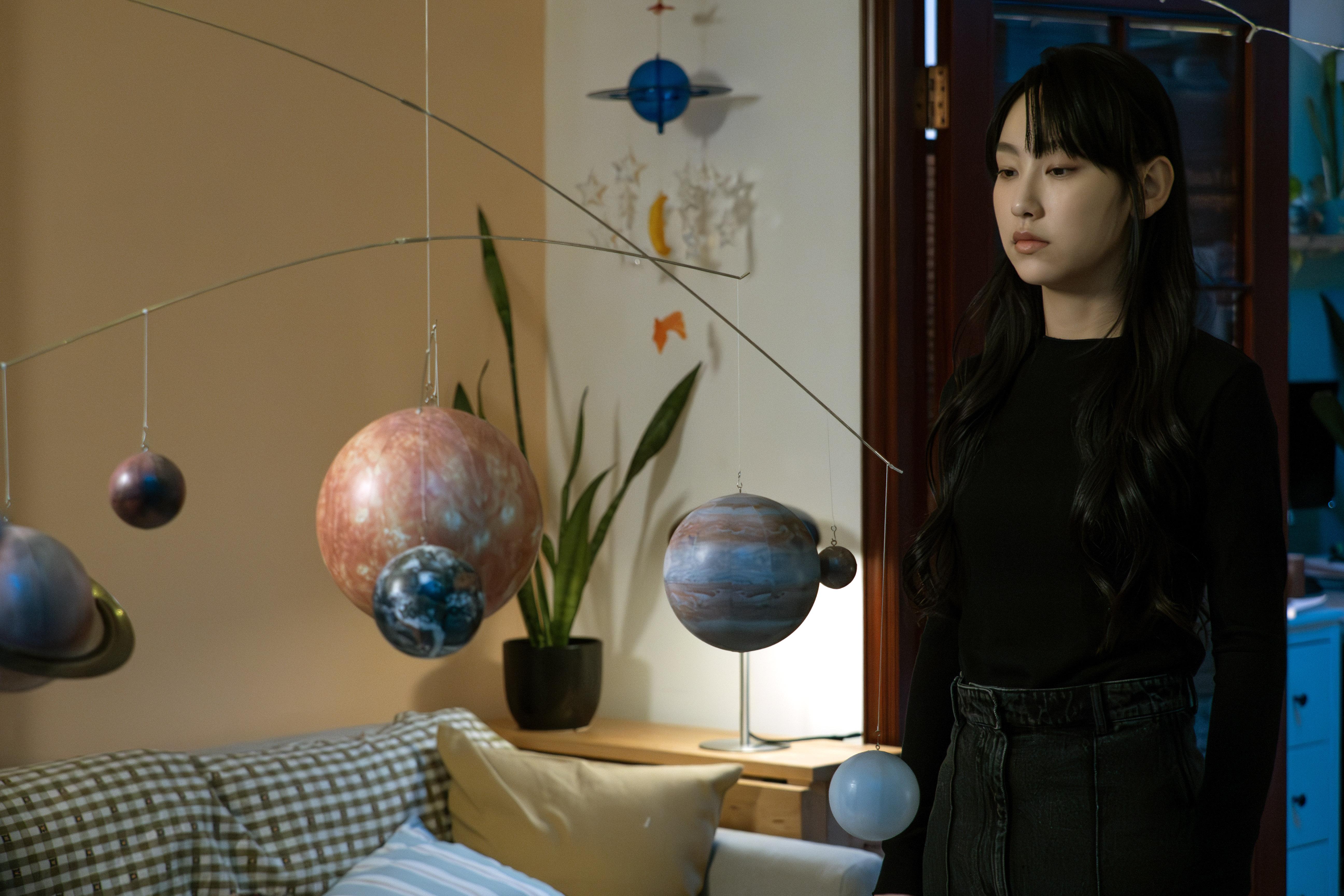 炎明熹在新歌《還有一艘救生艙》MV被男友背叛。