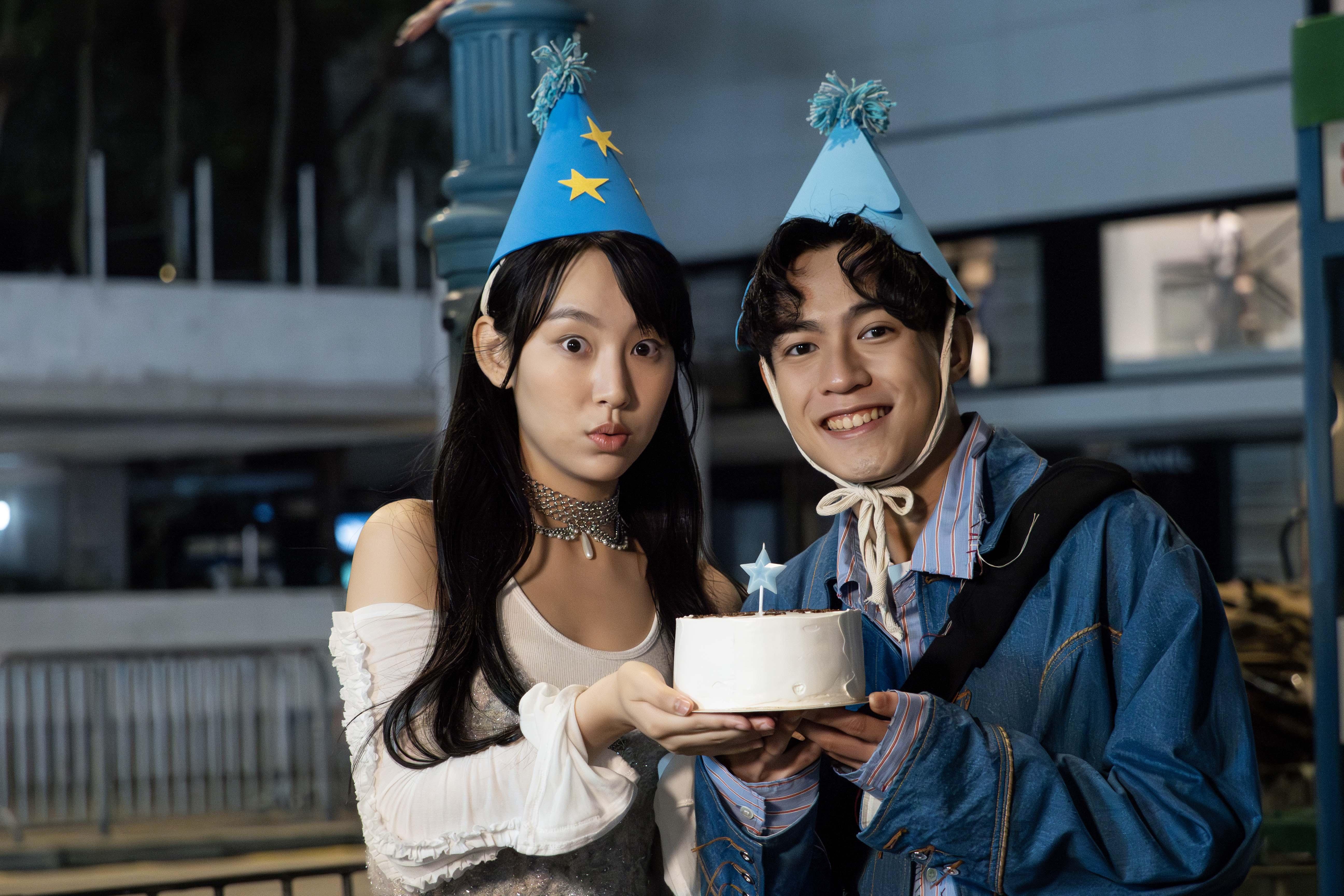 炎明熹拍新歌《還有一艘救生艙》MV,與男主角有不少甜蜜戲份。