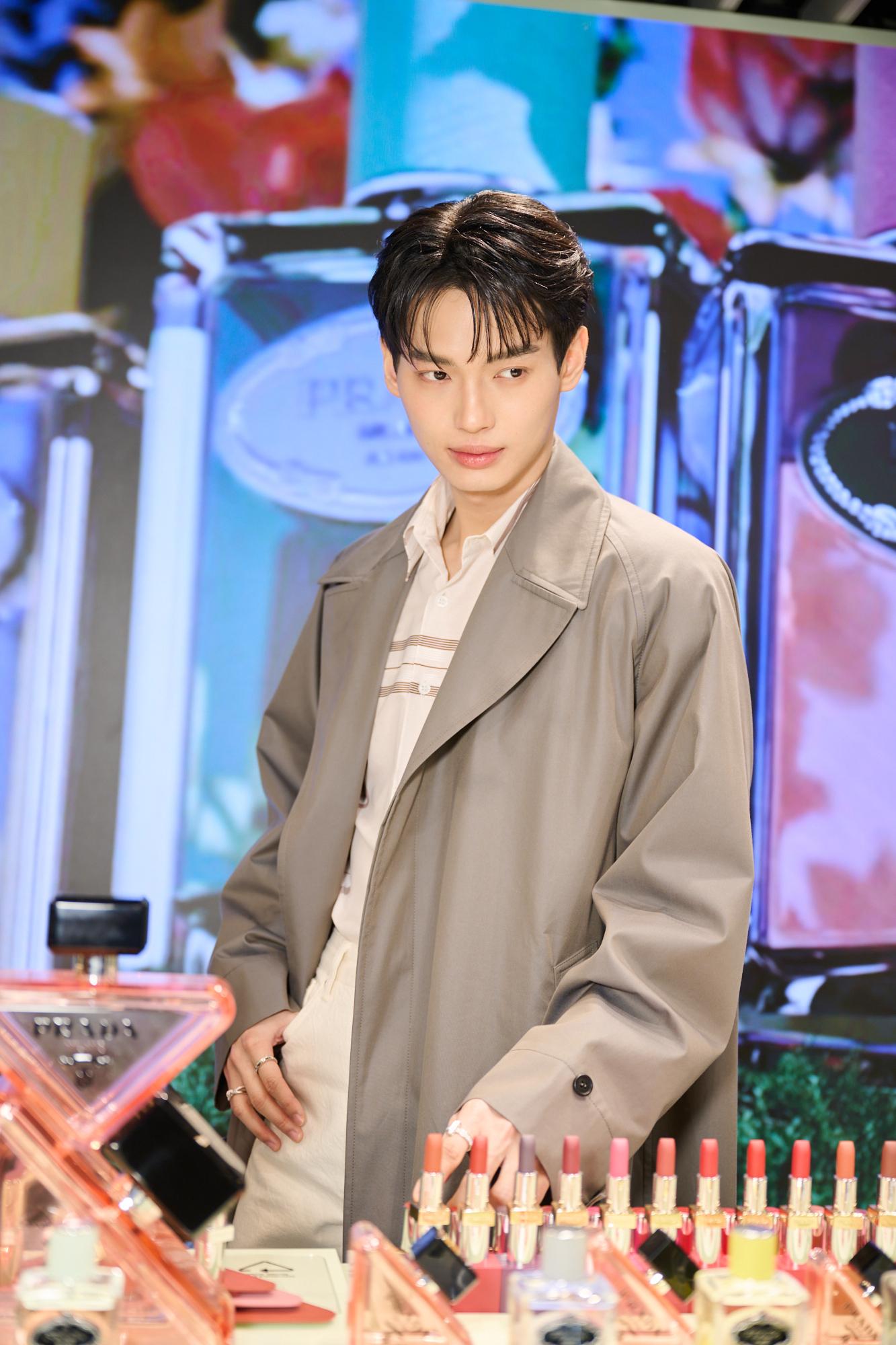 PRADA BEAUTY首間期間限定店及專櫃於SOGO開幕,品牌大使Win Metawin出席剪綵,同場有名媛何超蓮及女星余香凝、廖子妤助陣。