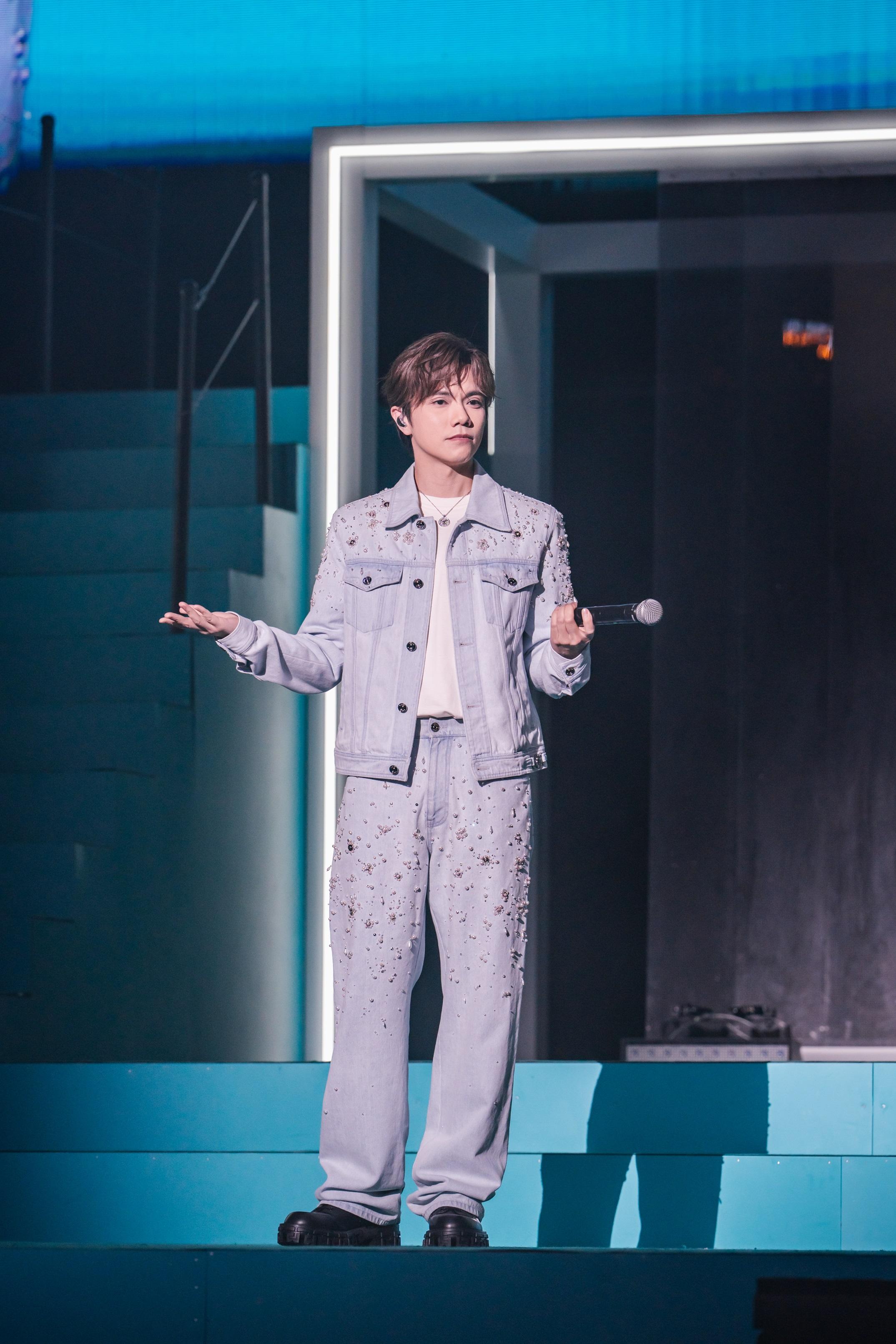 張敬軒擔任洪嘉豪紅館演唱會尾場嘉賓,笑言見證對方由波牛變男神。