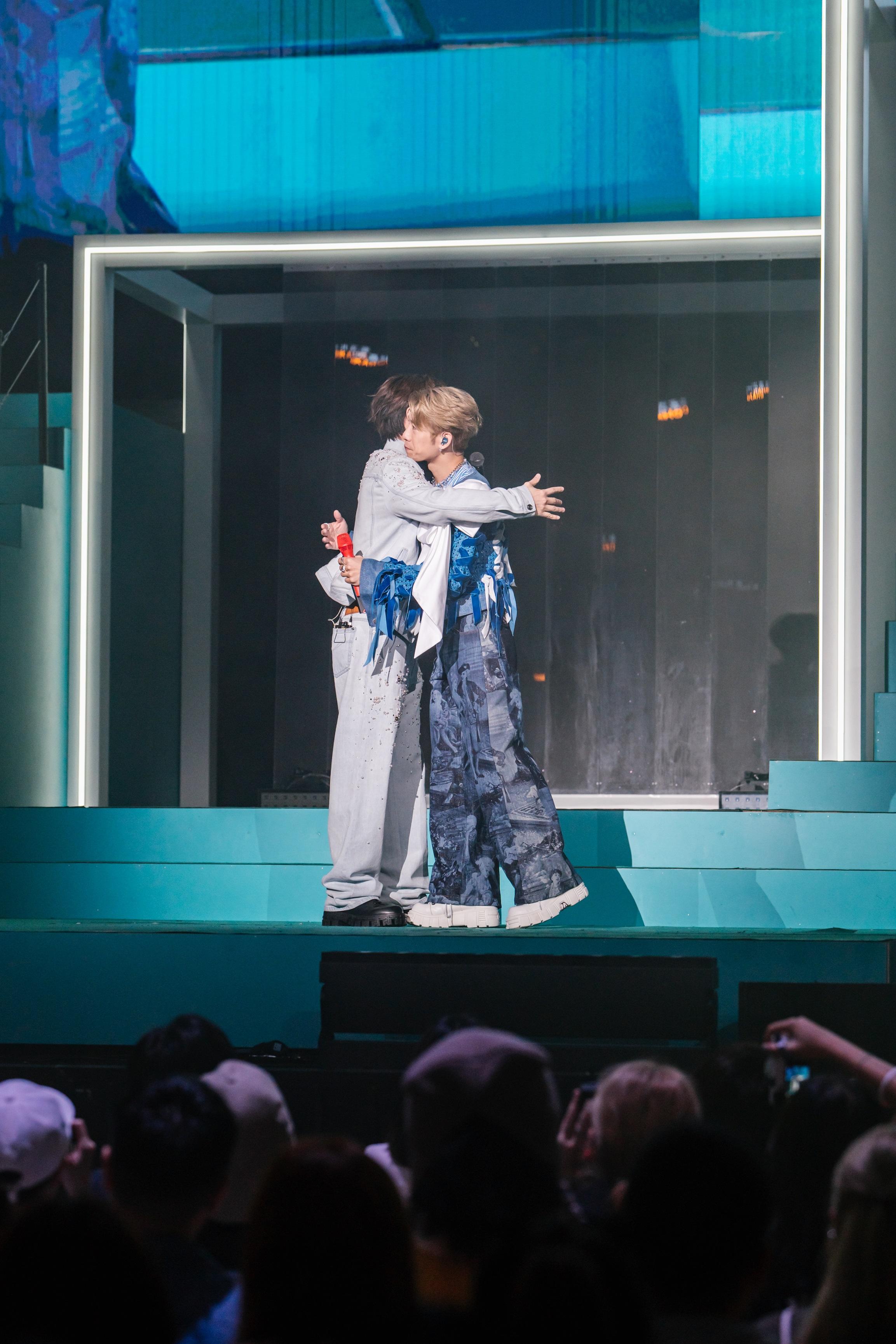 洪嘉豪與張敬軒合唱《青春告別式》及《 逆時車站》後相擁。