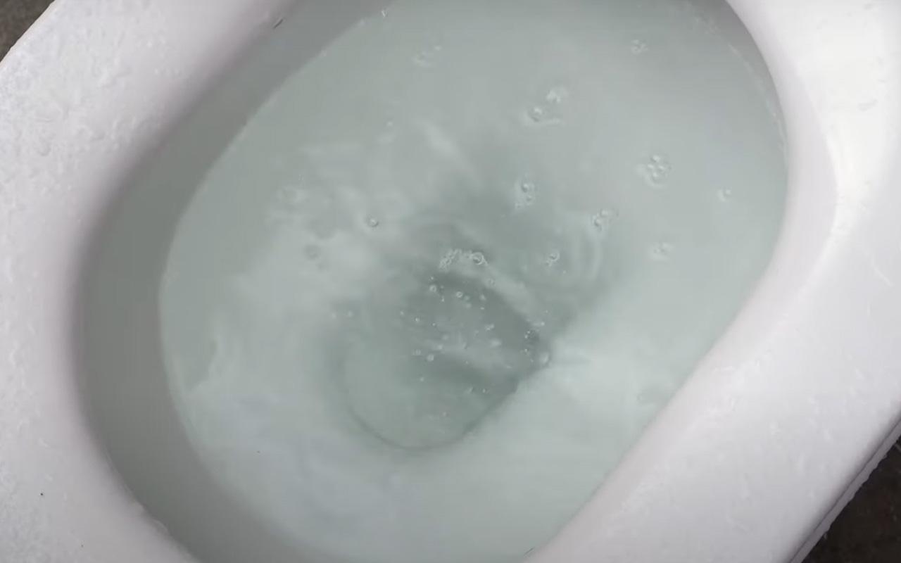 當你沖廁的時候,水位會上升,然後慢慢排走。