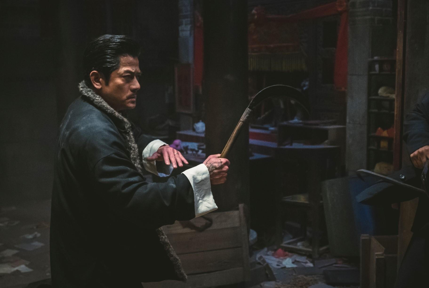 「殺人王」現身於70年代,手執殺人武器展示凌厲氣勢。