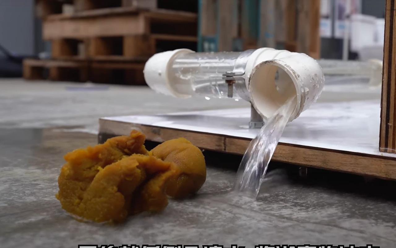 最後倒入清水,將渠內的淤塞物沖走。