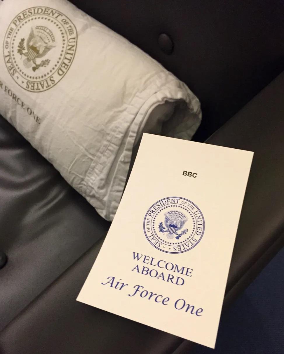 空軍一號上印有BBC等傳媒機構名稱的採訪邀請卡,記者可以取走。(互聯網)