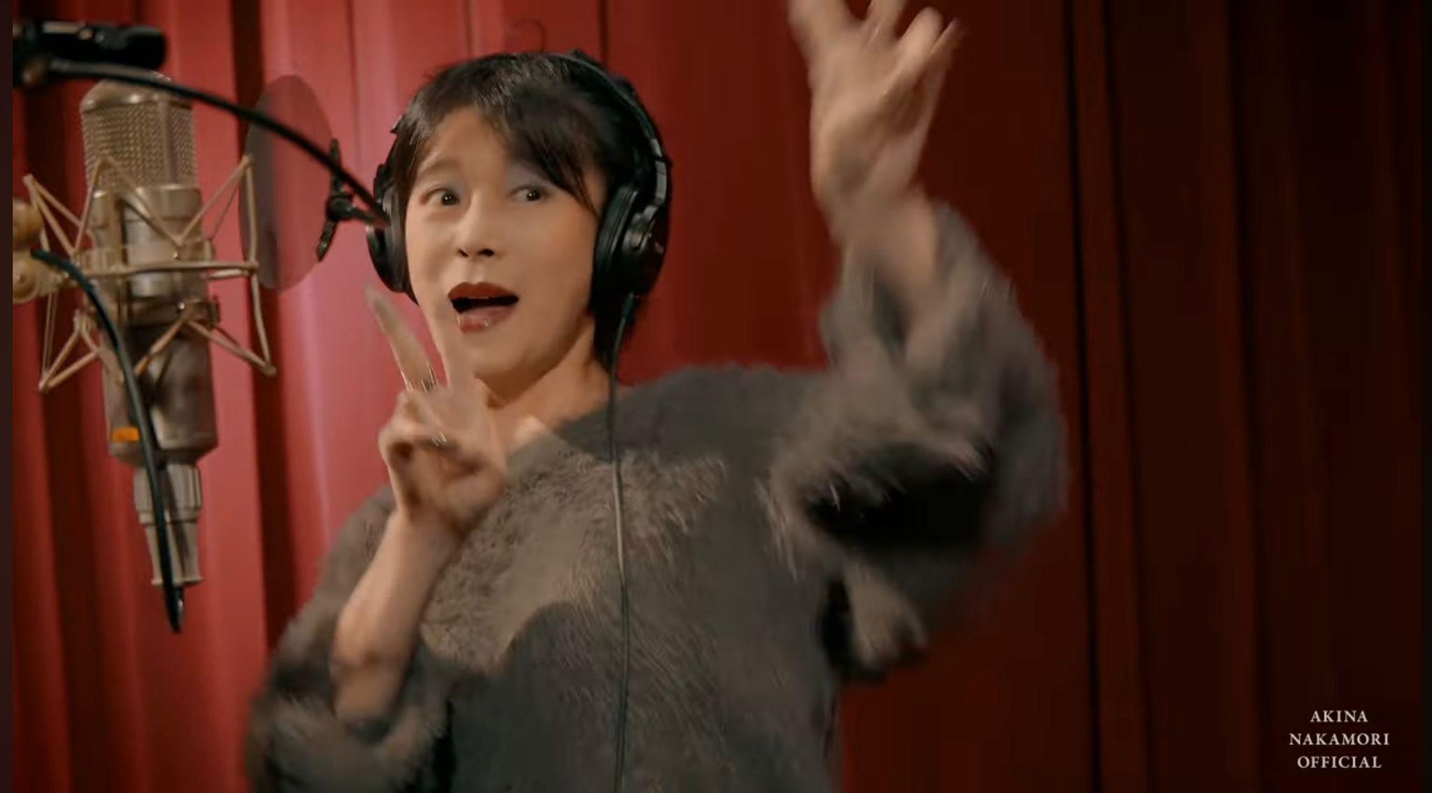 中森明菜在錄音室風騷起舞,畫面難得一見。