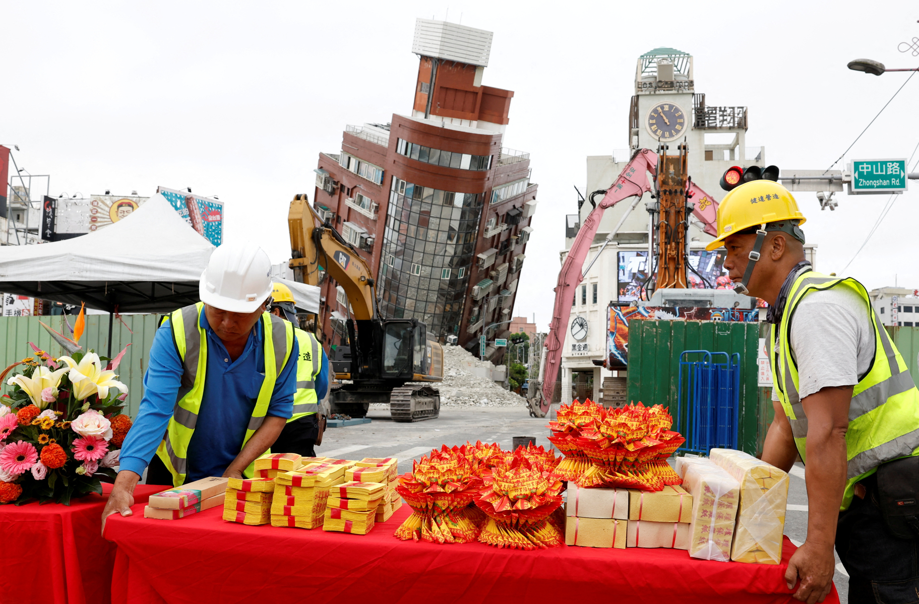 在地震中嚴重傾斜的花蓮市天王星大樓今日開始拆卸。(路透社)