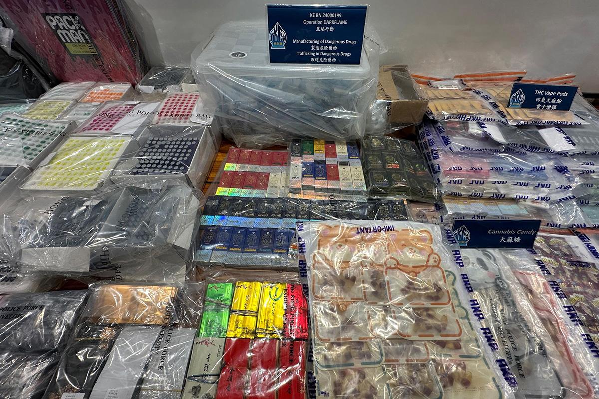 警方展示行動中檢獲的證物。