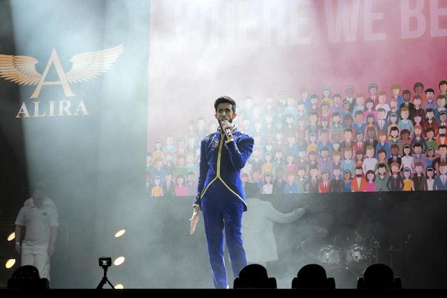 圖為歌手Alira在2020年杜拜世界博覽會的演出。(網上截圖)