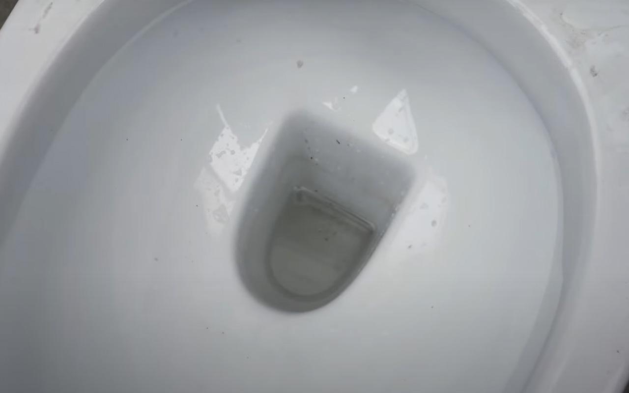 馬桶內的水位比平常低