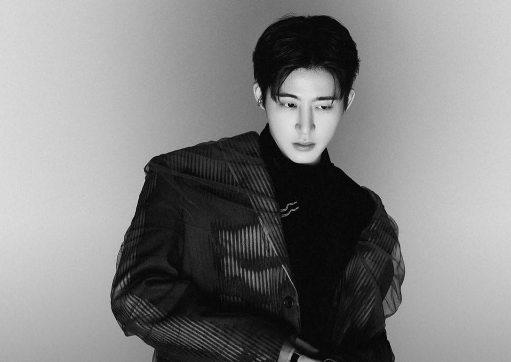 男團iKON出身的B.I是位多才多藝唱作人。