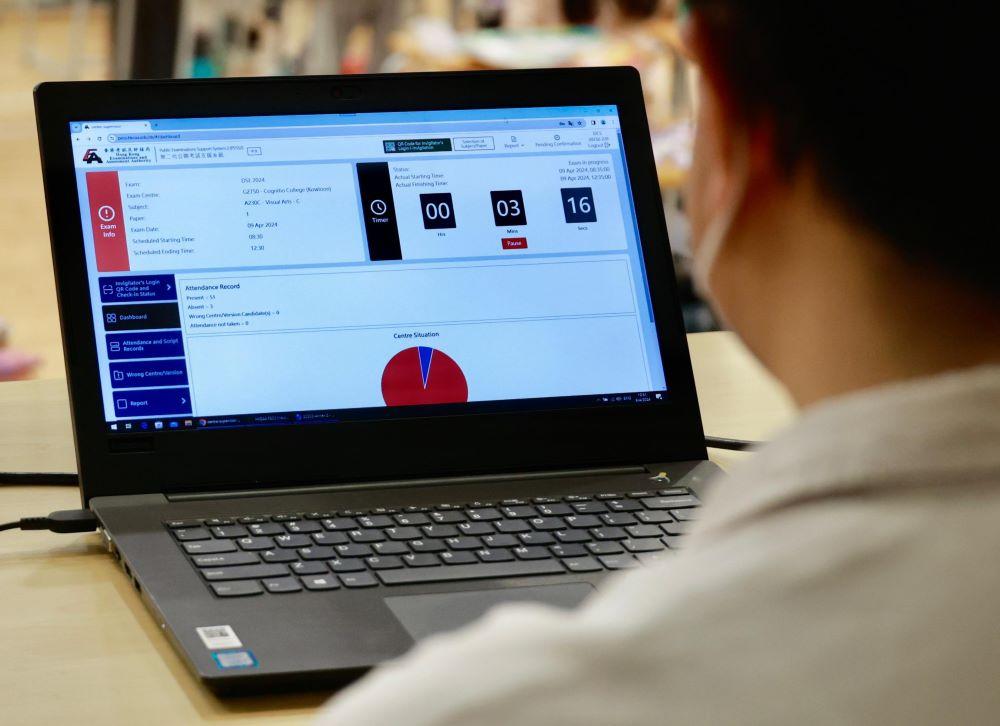 DSE 2024|考務人員可透過PESS2系統實時了解考生出席與答卷點算的情況。(考評局圖片)