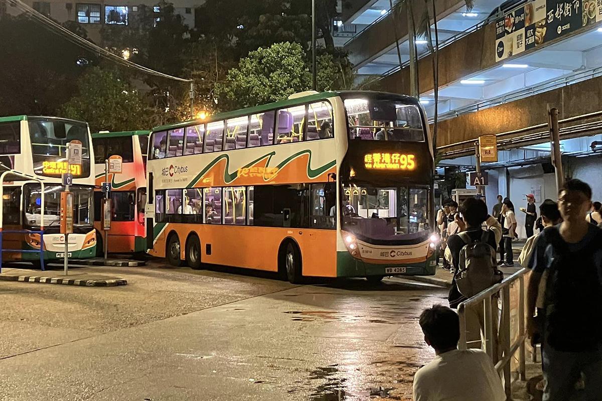過百巴士迷歡送城巴95線最後一日服務。(網民Yung Cheung@FB群組「是日快快-巴士即日相」)