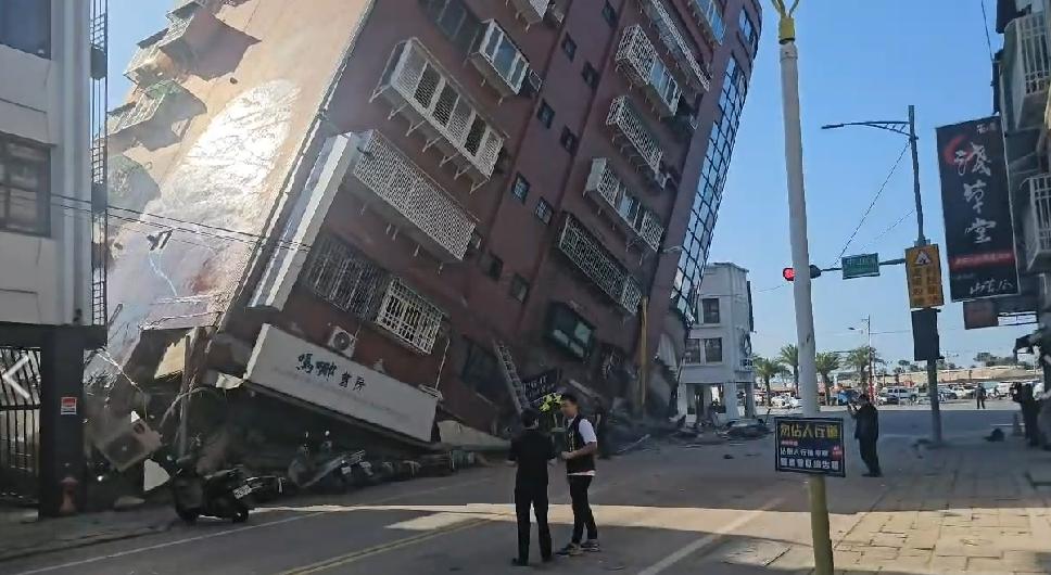 台灣花蓮海域7.3級地震,有建築物傾斜。(網上圖片)