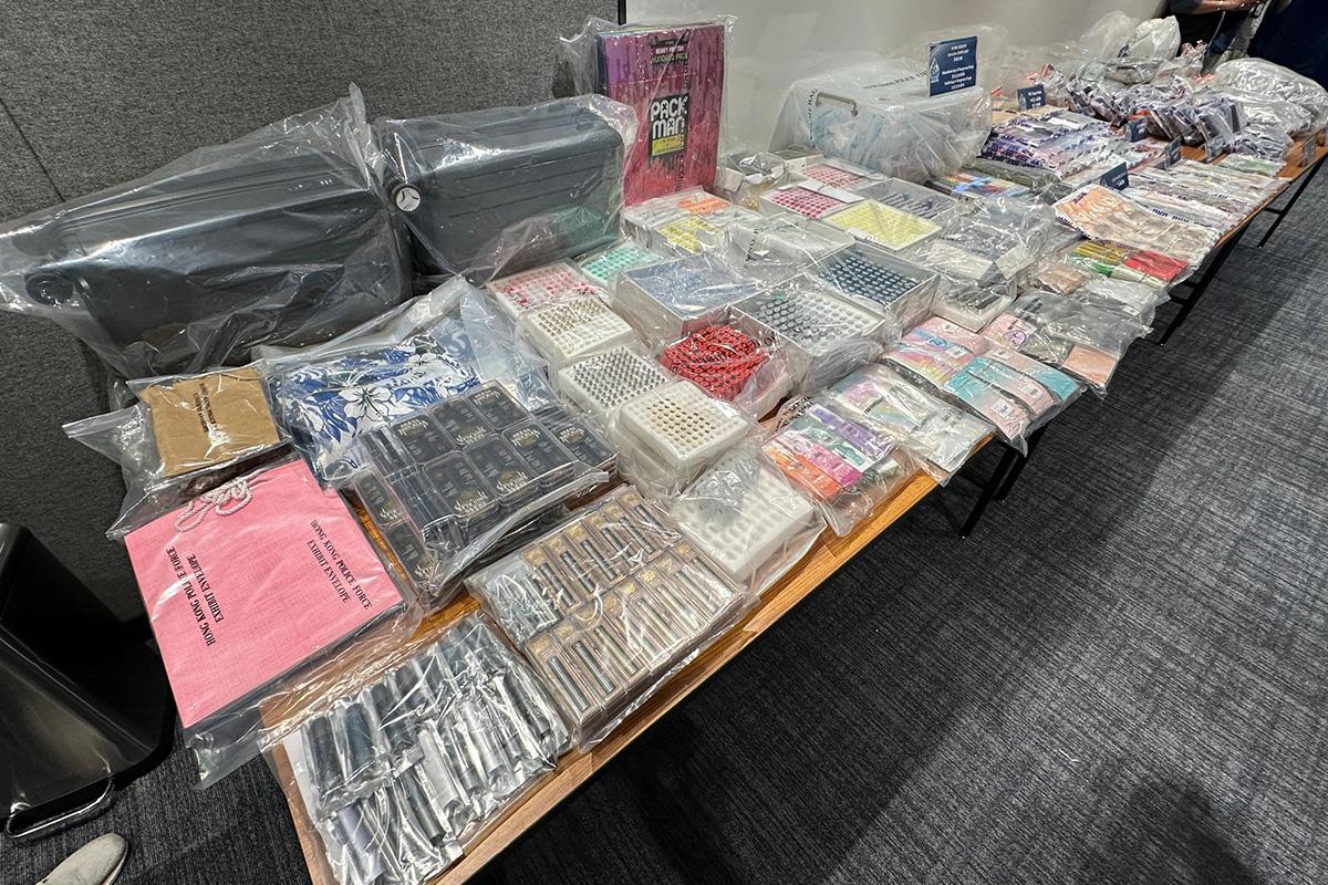 警方展示行動中檢獲的證物。