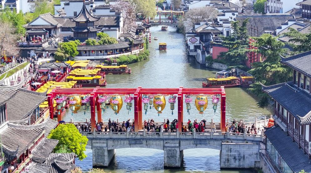 民眾清明連假期間在江蘇南京夫子廟景區遊覽。(新華社)