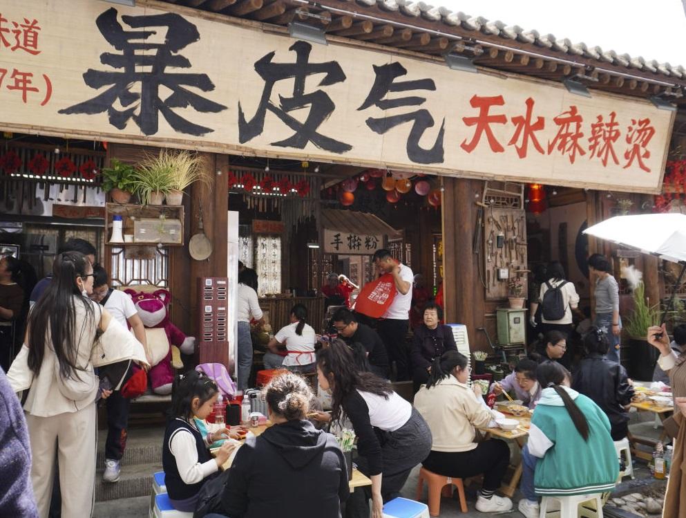 遊客清明連假期間在天水市秦州區一間食店吃麻辣燙。(新華社)