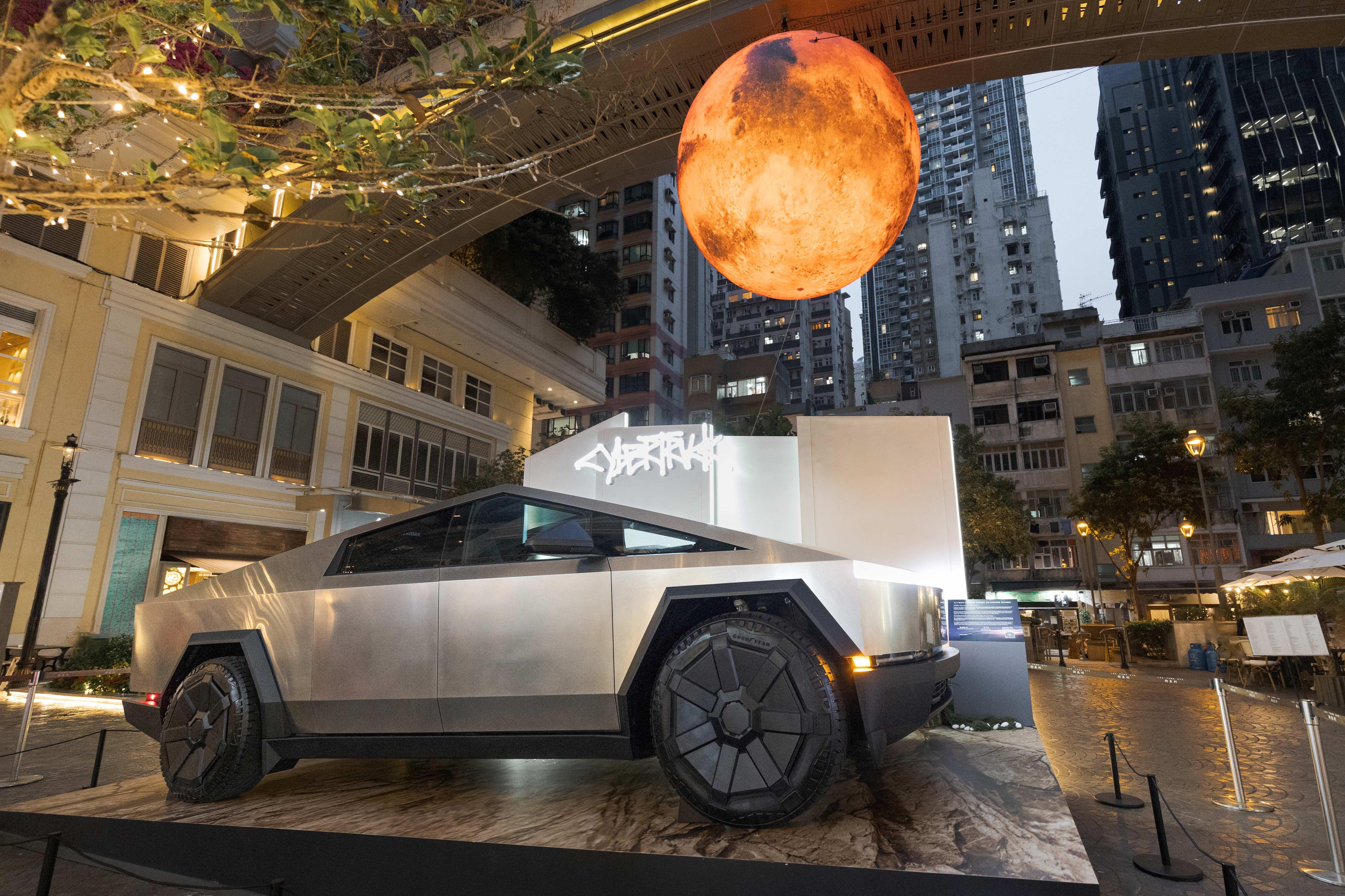Cybertruck標榜可以在任何星球上行駛,跟利東街的5米巨型火星一同展出。